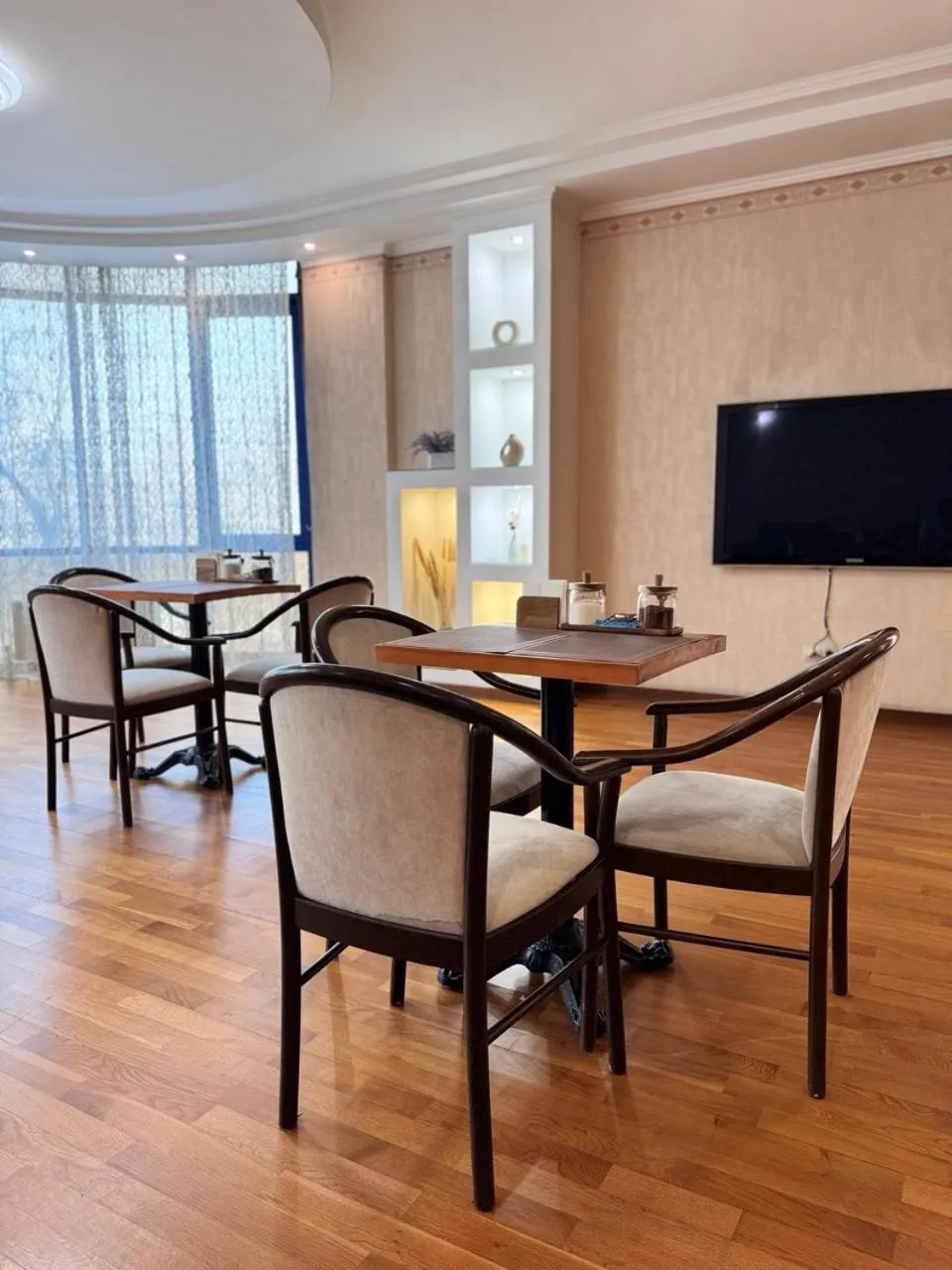 Communal lounge/ TV room in Apart Hotel 5