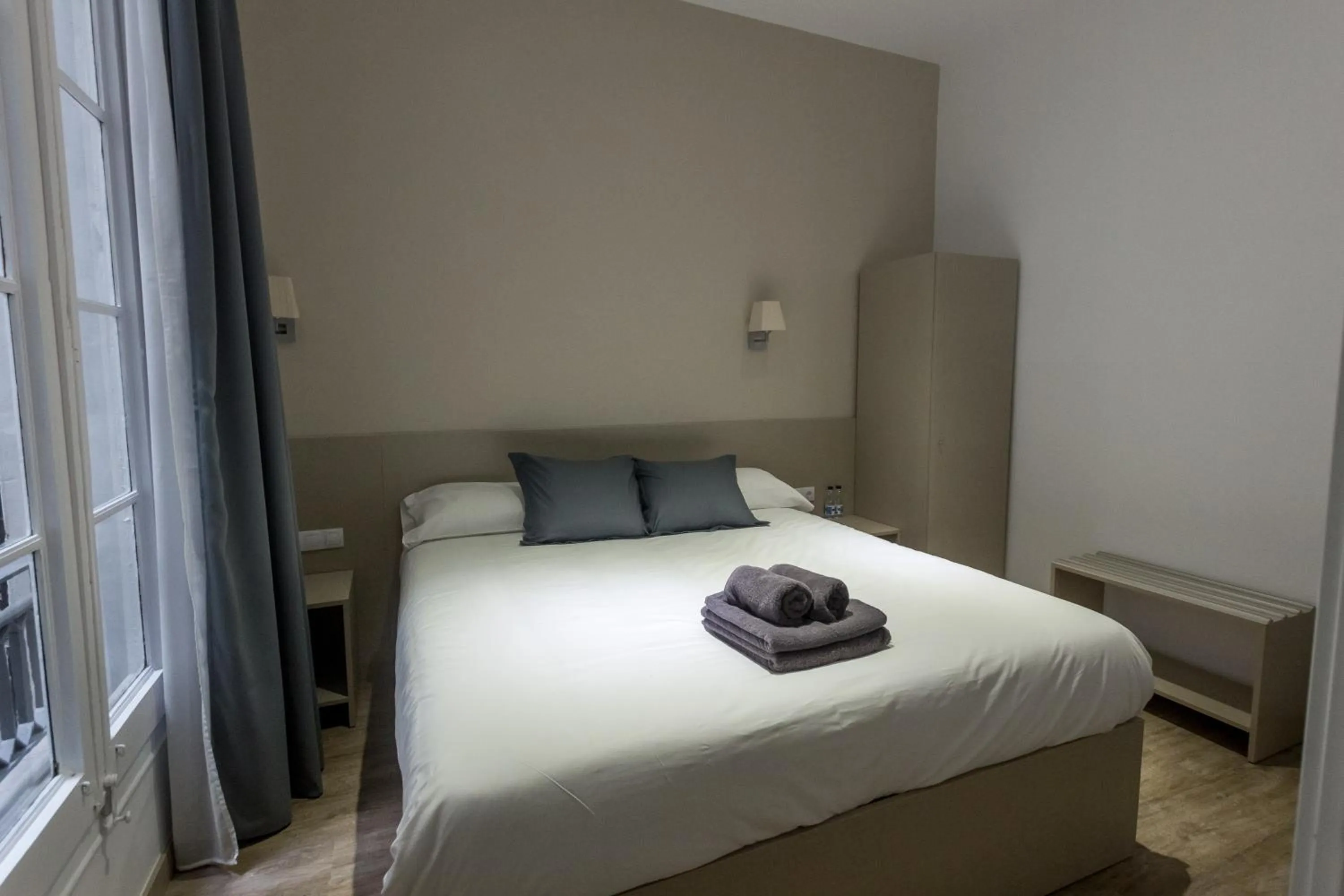 Photo of the whole room in Hostalin Barcelona Passeig de Gracia