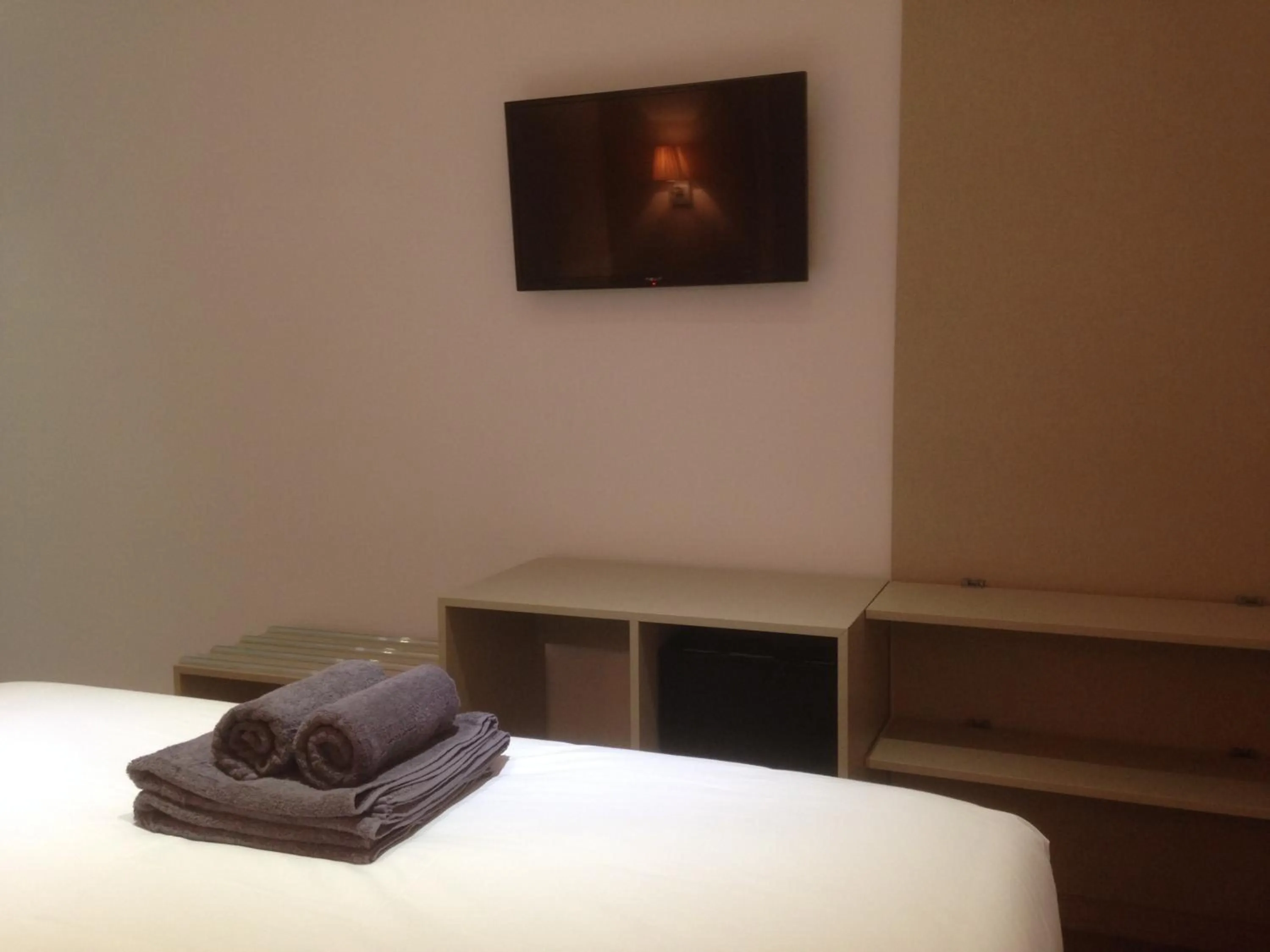 TV and multimedia in Hostalin Barcelona Passeig de Gracia