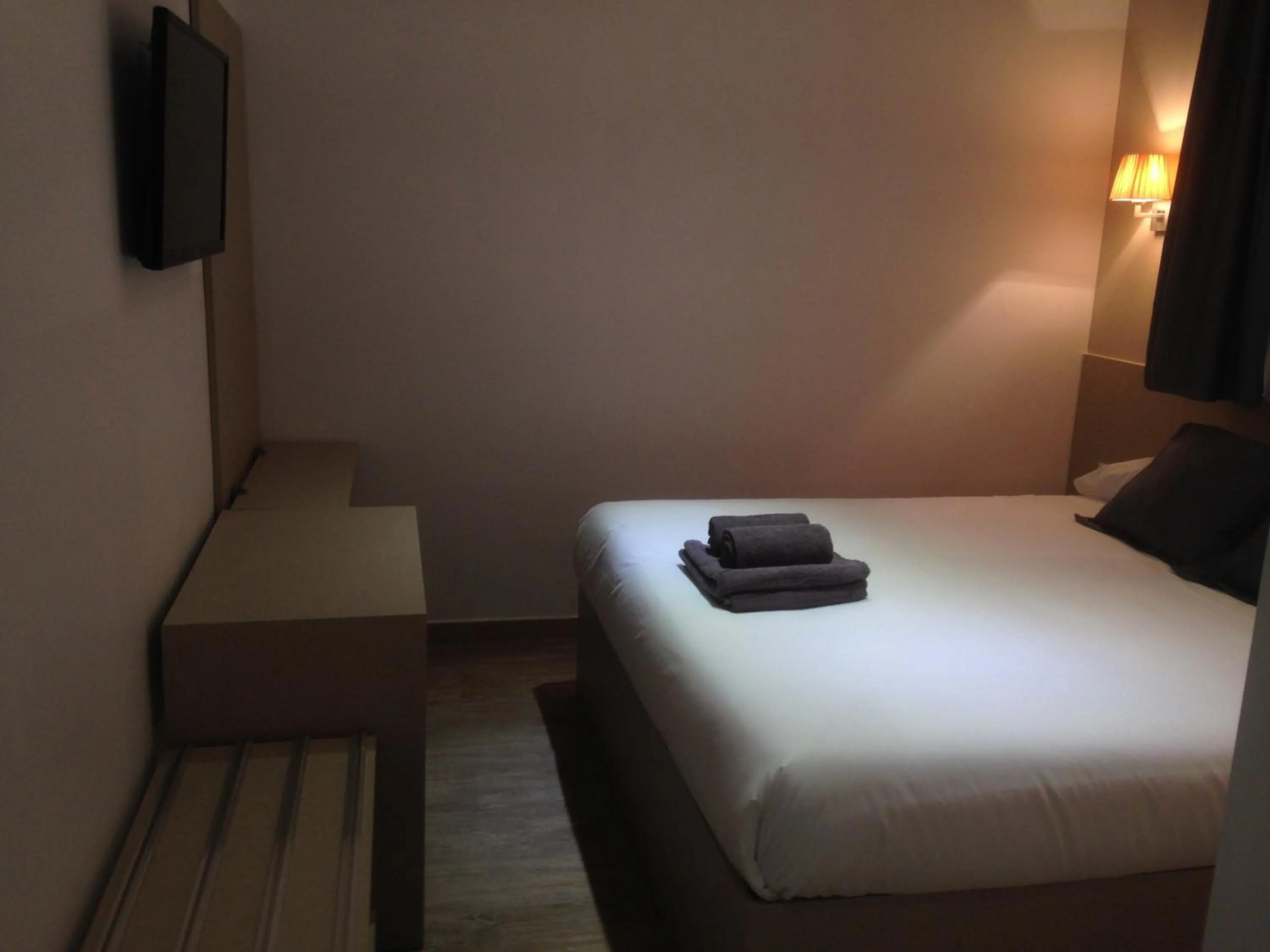 Photo of the whole room in Hostalin Barcelona Passeig de Gracia