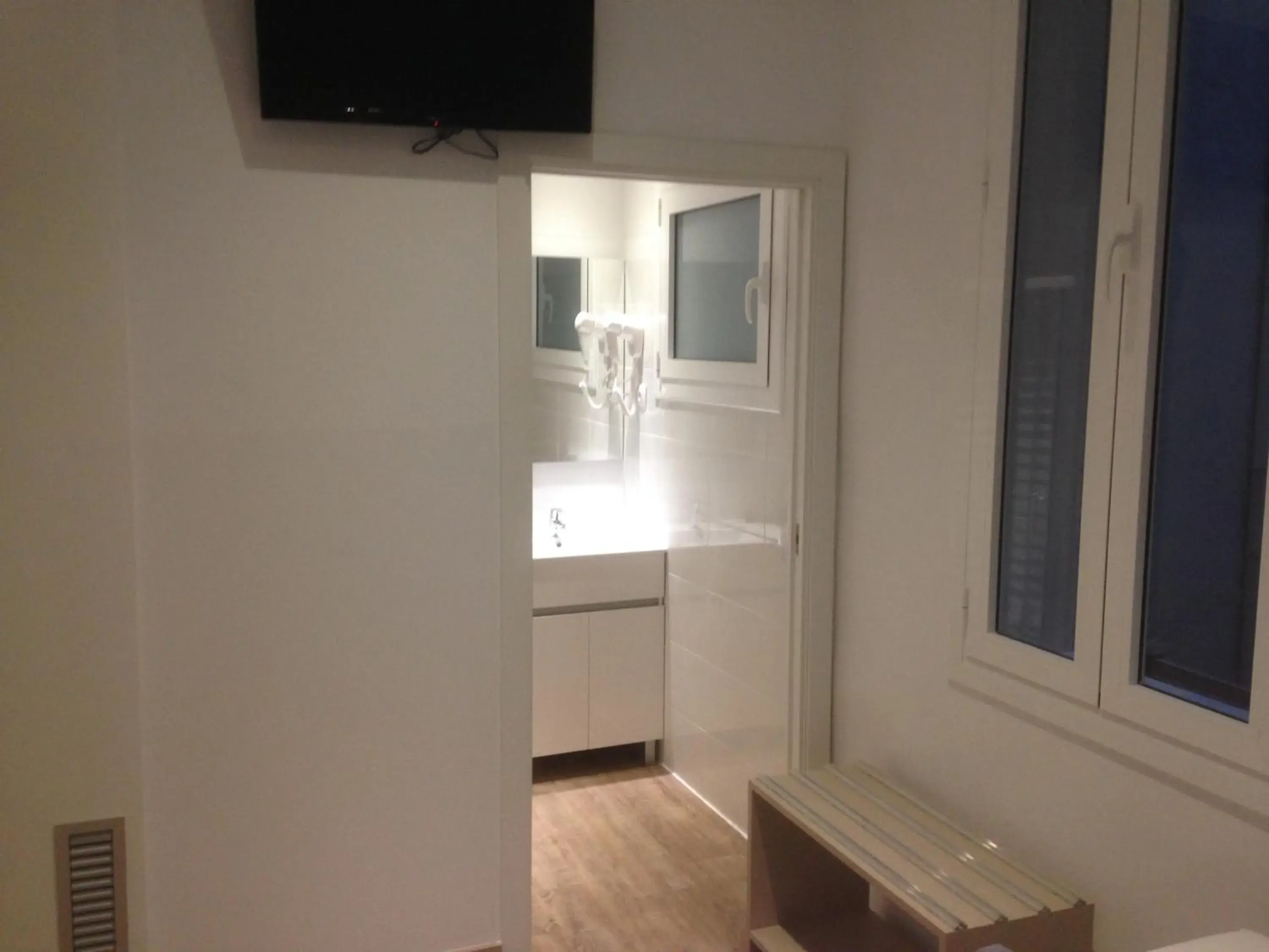 Economy Single Room in Hostalin Barcelona Passeig de Gracia Economy Single Room in Hostalin Barcelona Passeig de Gracia
