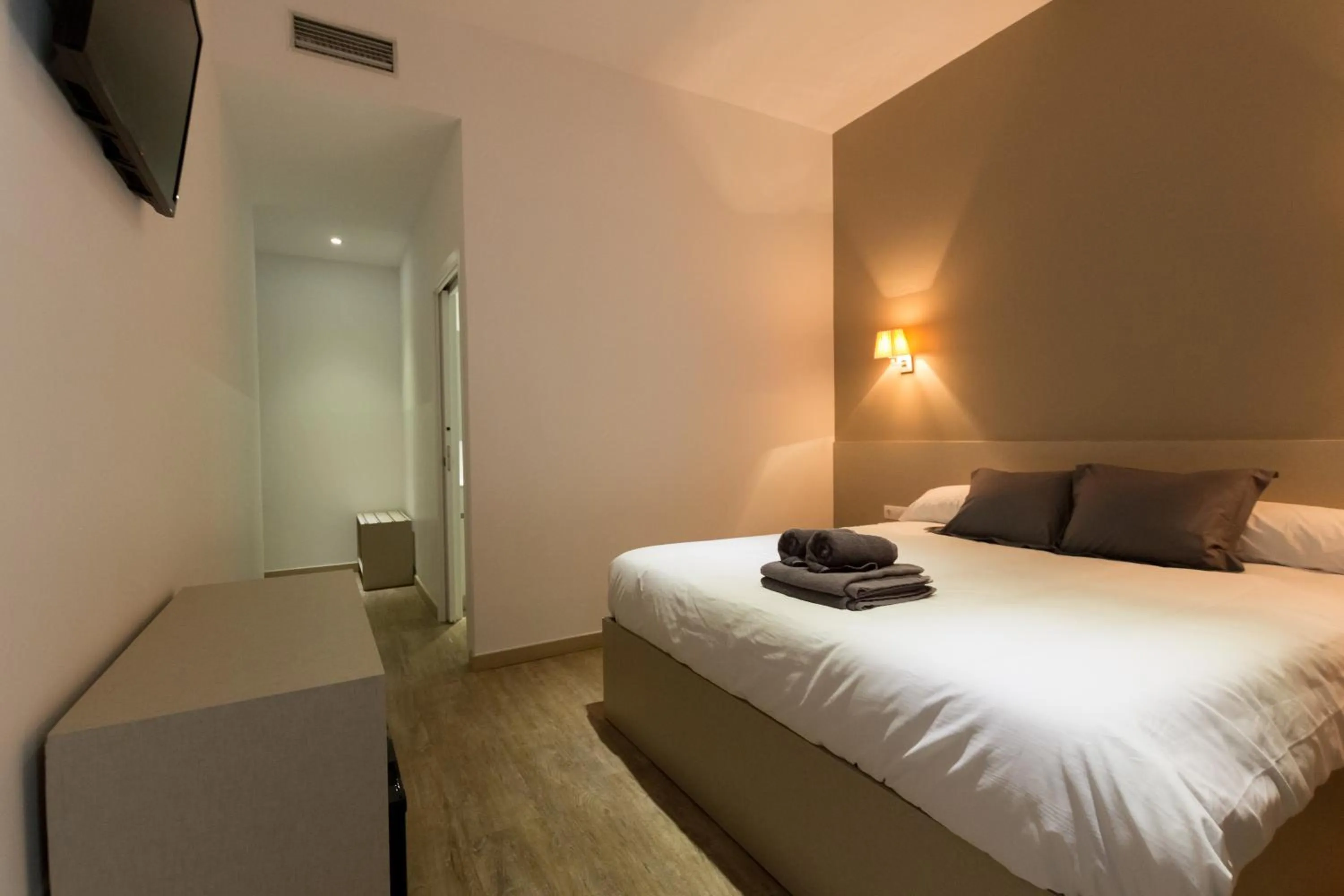 Photo of the whole room in Hostalin Barcelona Passeig de Gracia