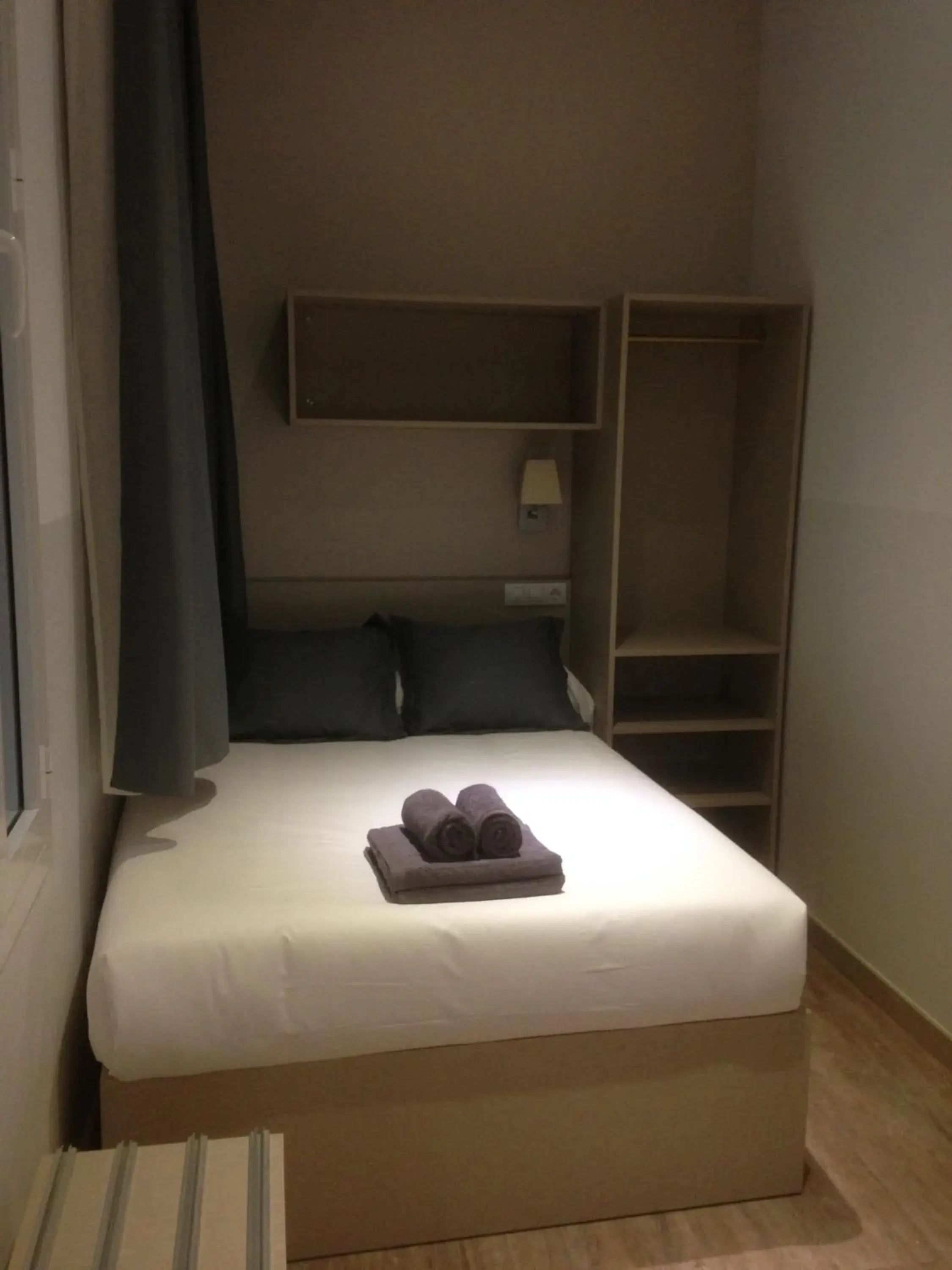 Economy Single Room in Hostalin Barcelona Passeig de Gracia Economy Single Room in Hostalin Barcelona Passeig de Gracia