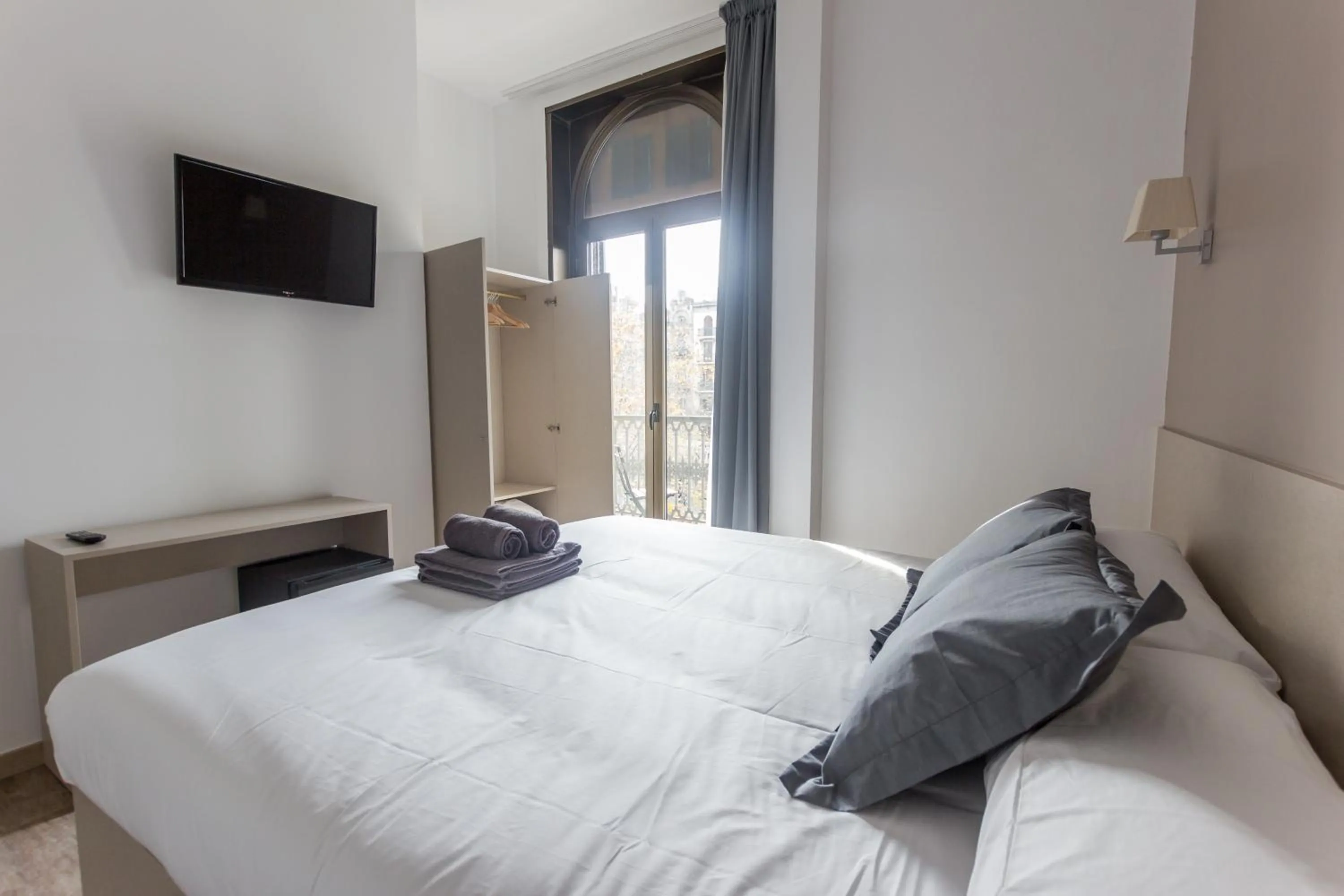 Photo of the whole room in Hostalin Barcelona Passeig de Gracia