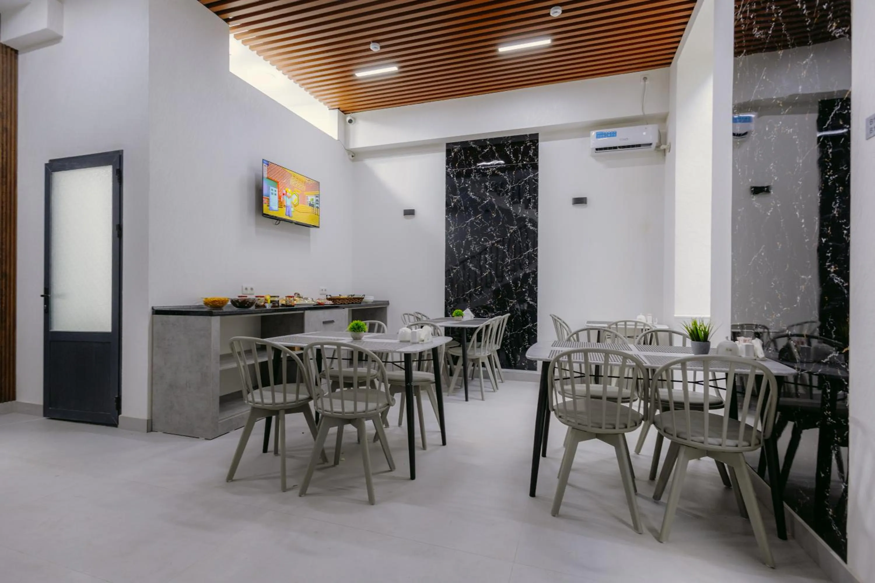 Restaurant/places to eat in SADI Hotel