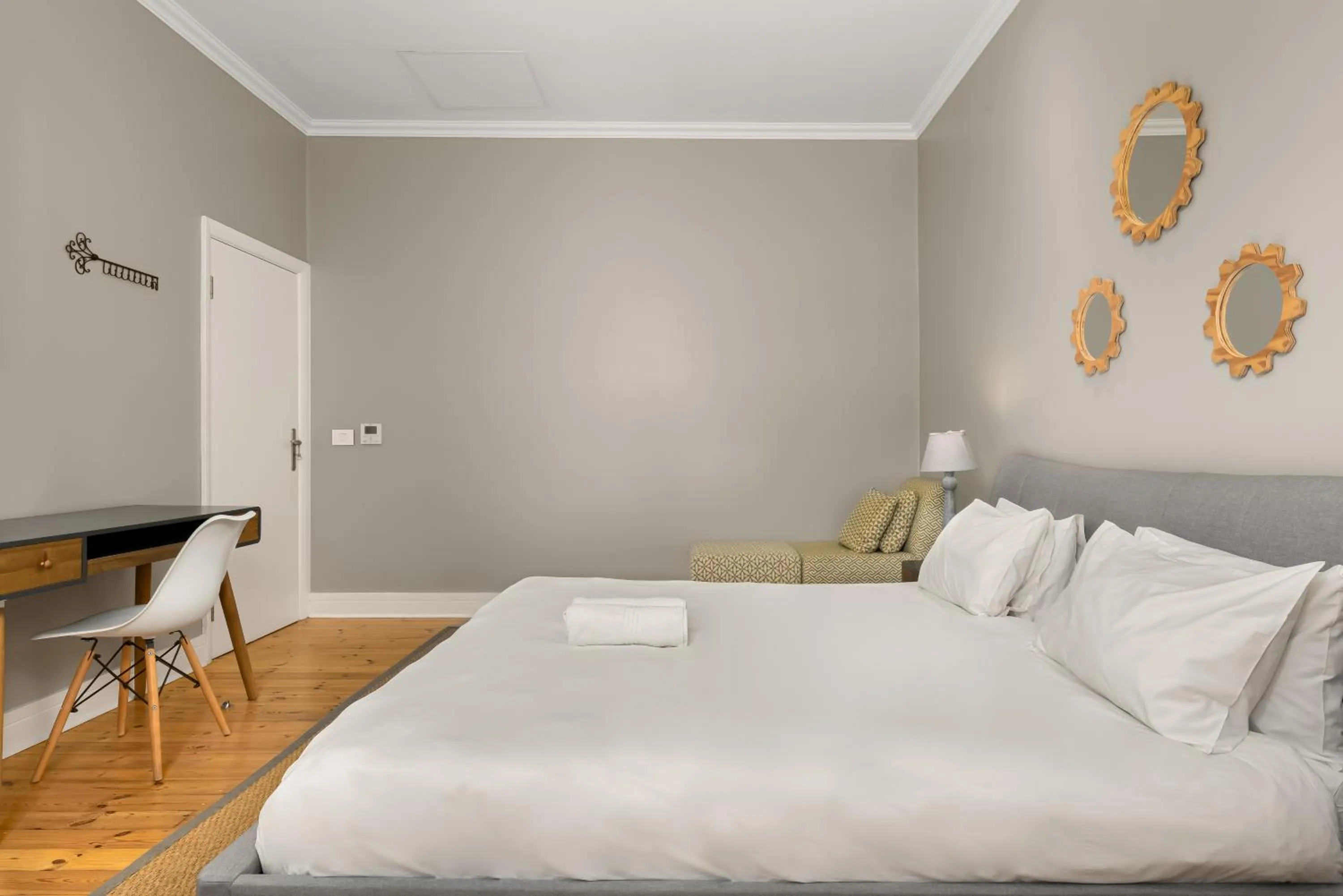 Bed in Warwick Mansions 11