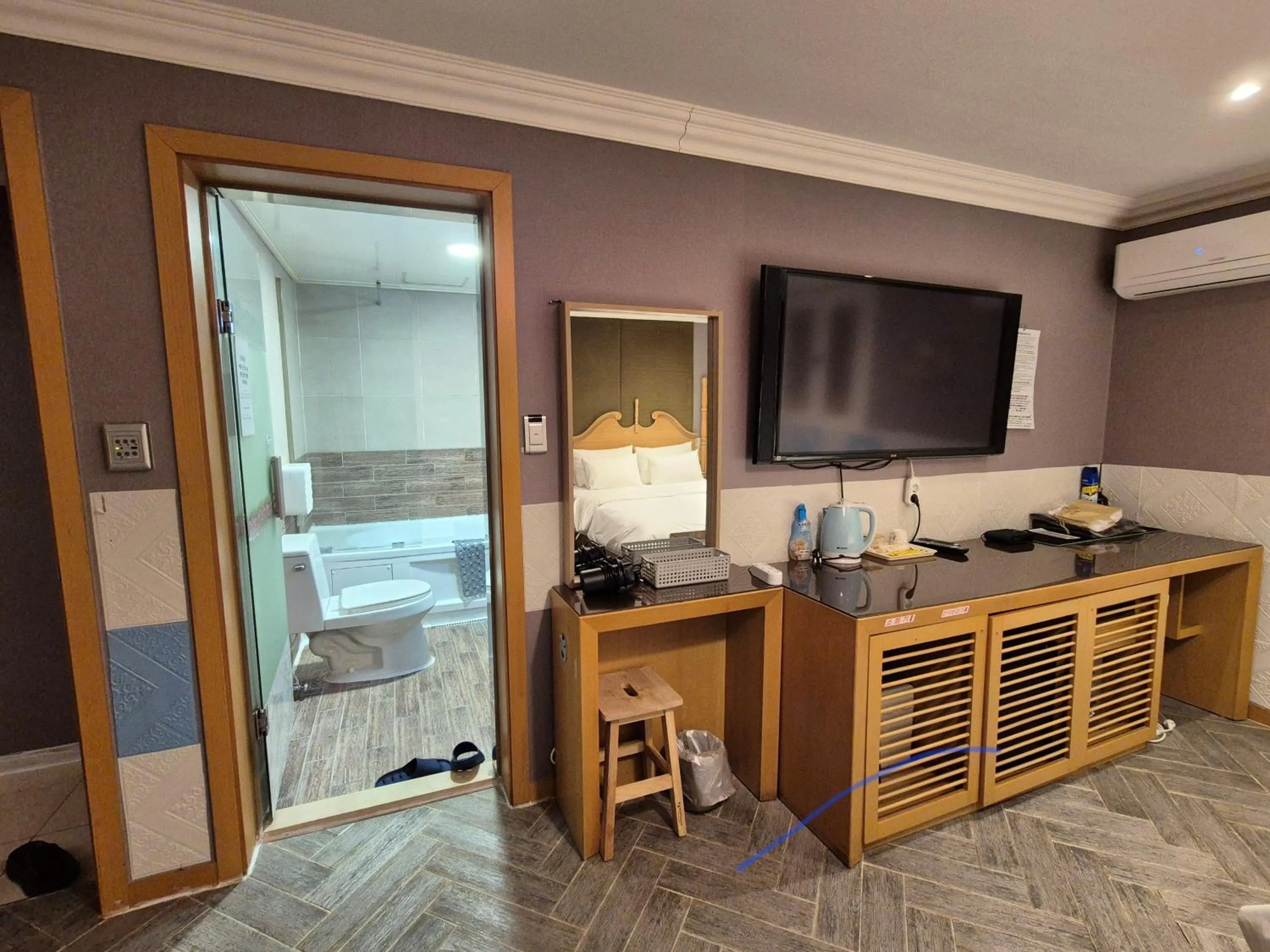 Bathroom, Bed in New Day Hotel Gangnam