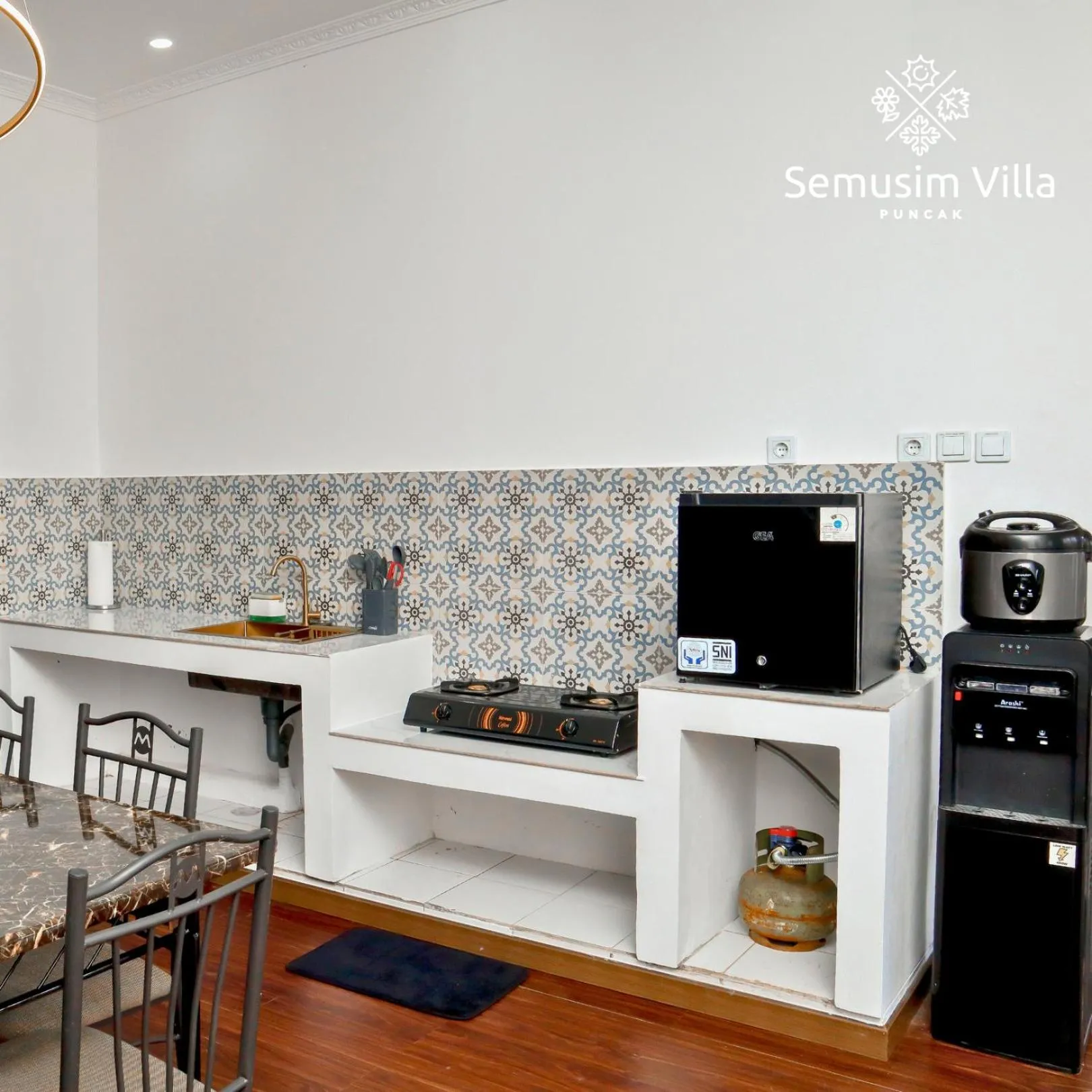 kitchen in Sierra by Semusim Villa