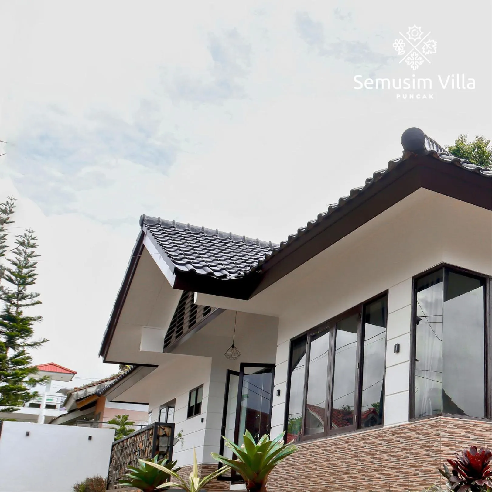 Facade/entrance in Sierra by Semusim Villa