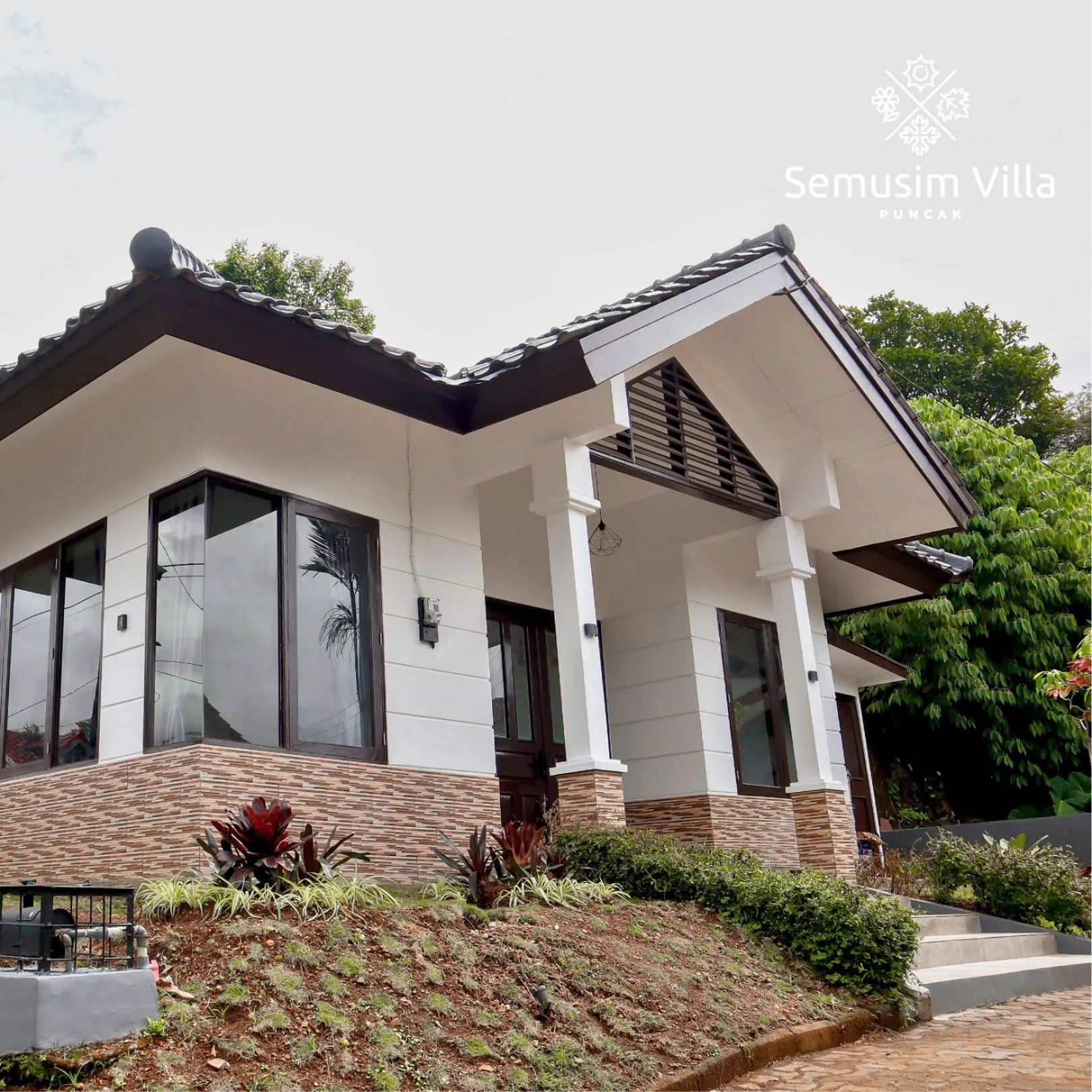 Facade/entrance in Sierra by Semusim Villa