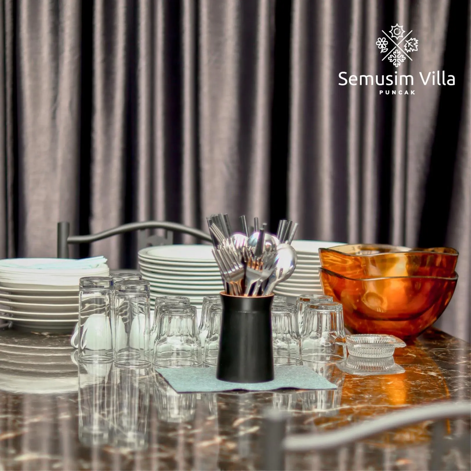 Dining area in Sierra by Semusim Villa