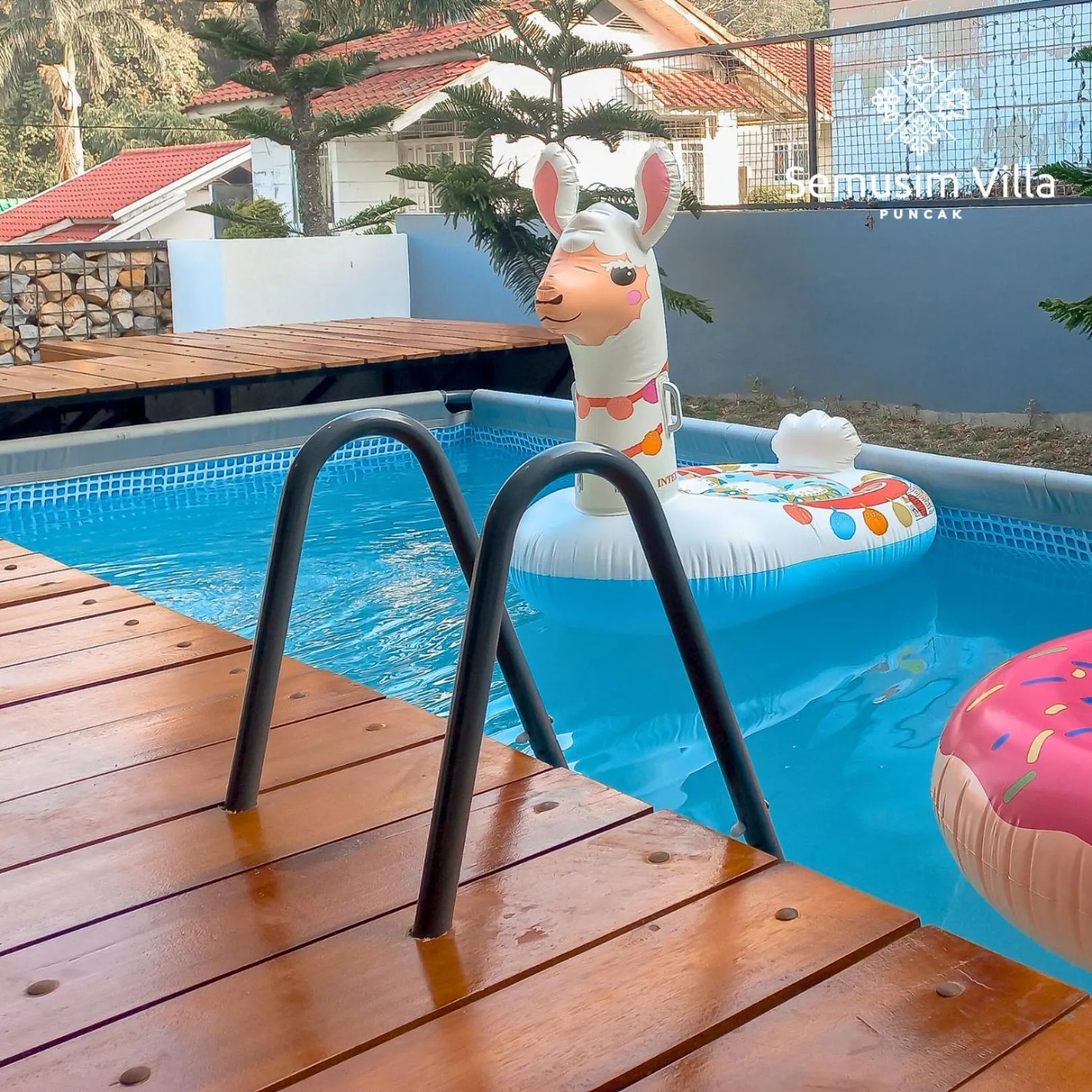 Swimming pool in Sierra by Semusim Villa