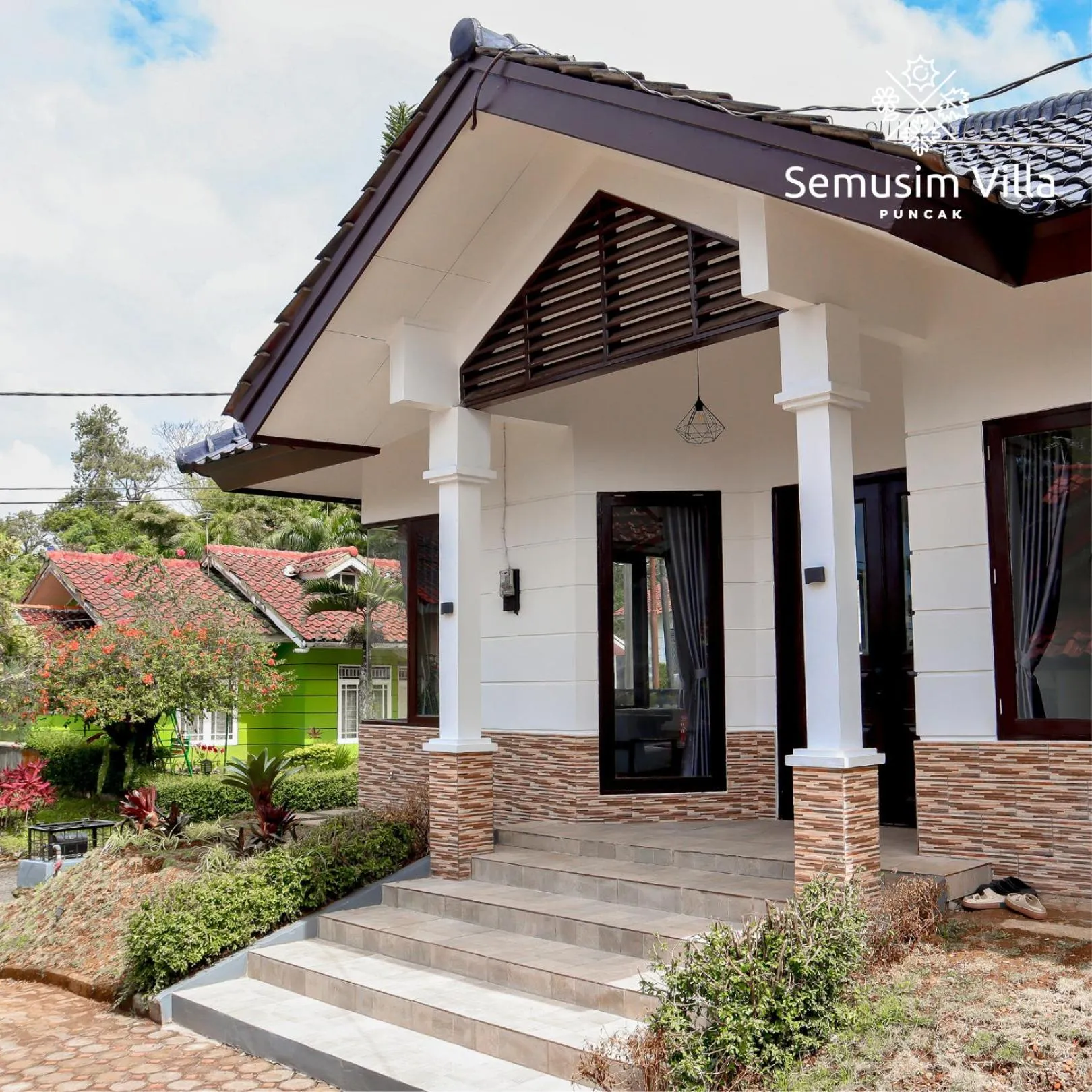 Facade/entrance in Sierra by Semusim Villa