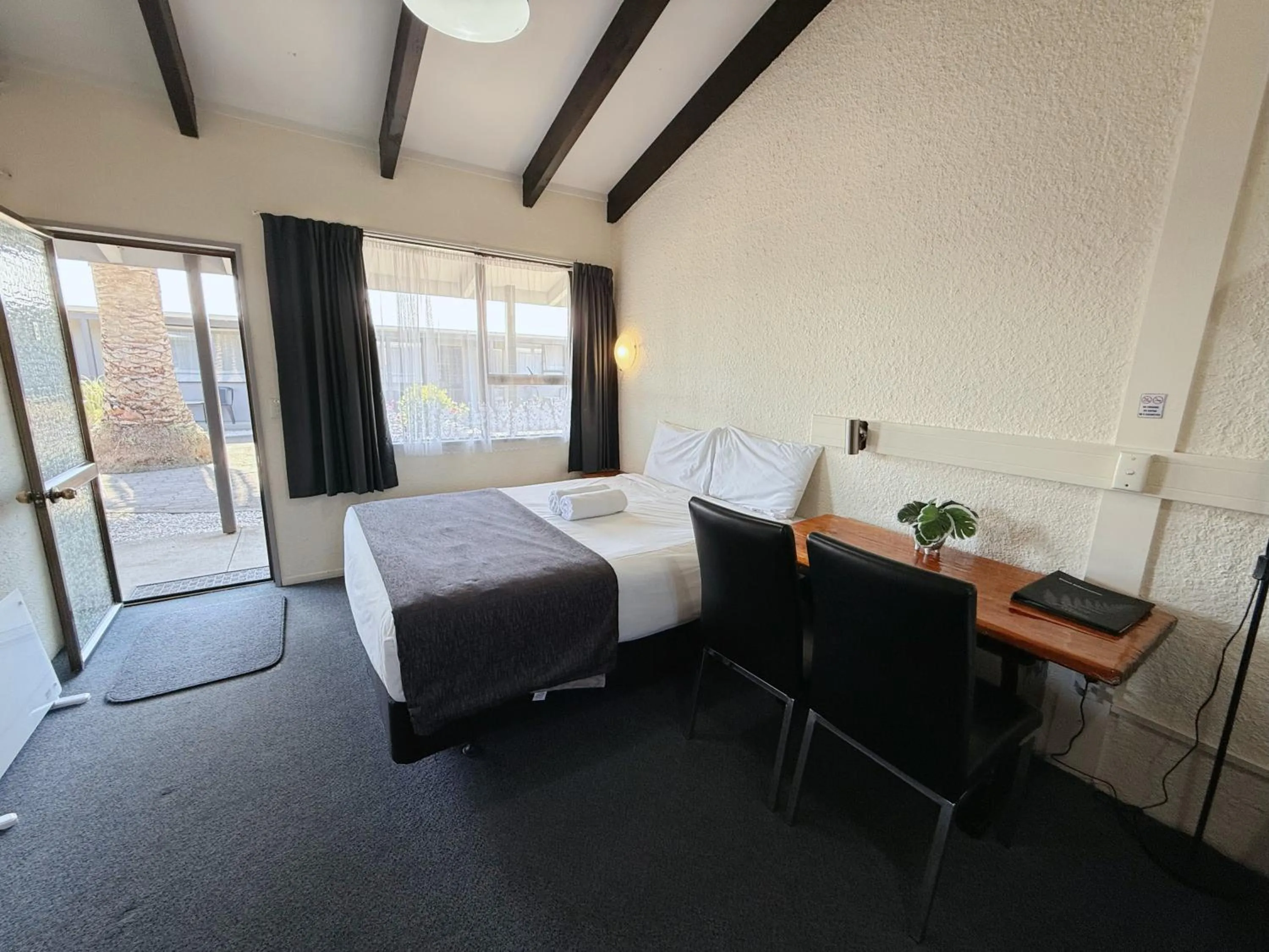 Living room, Bed in Cortez Motel