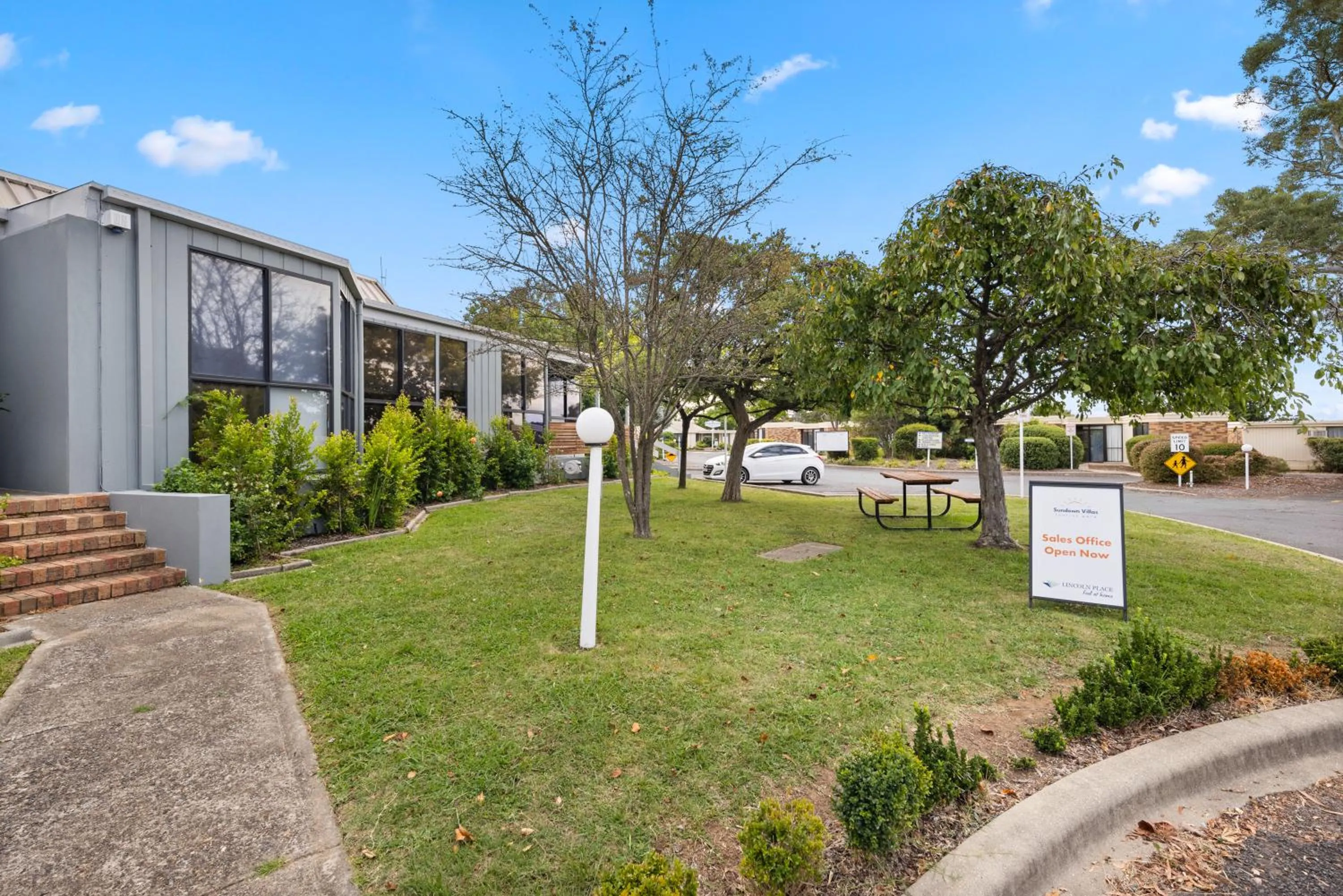 Facade/entrance in Sundown Villas