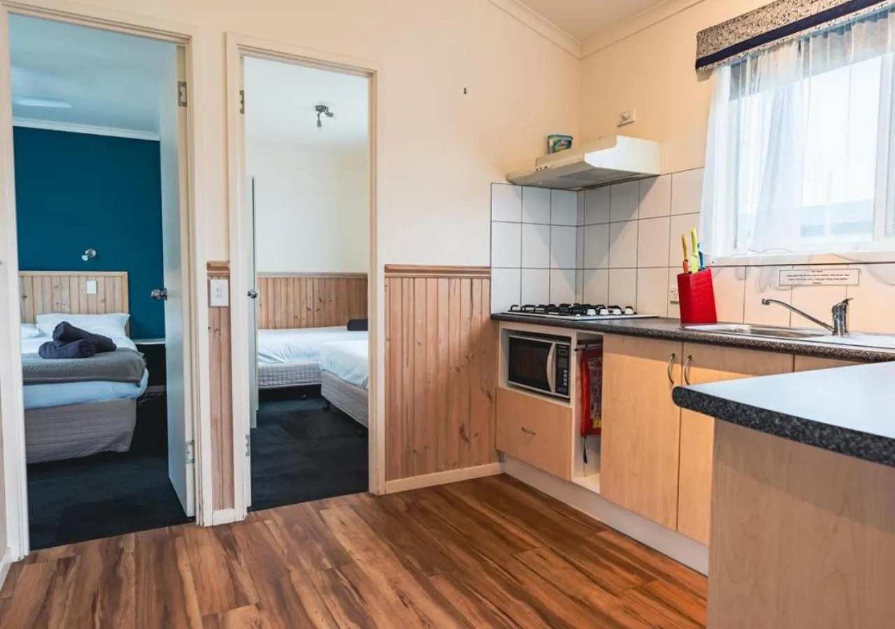 kitchen, Bed in BIG4 Tassie Getaway Park Ulverstone