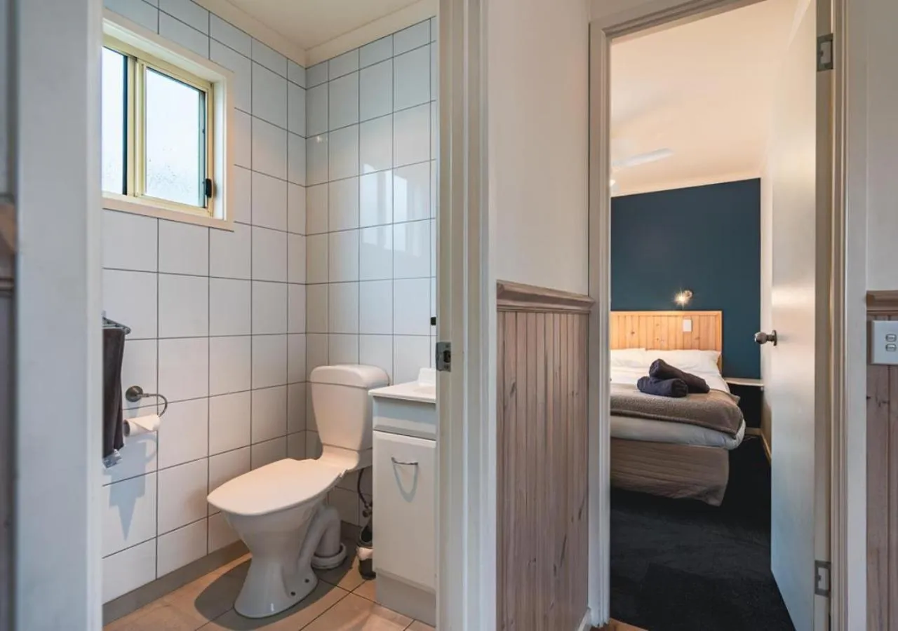 Bathroom, Bed in BIG4 Tassie Getaway Park Ulverstone