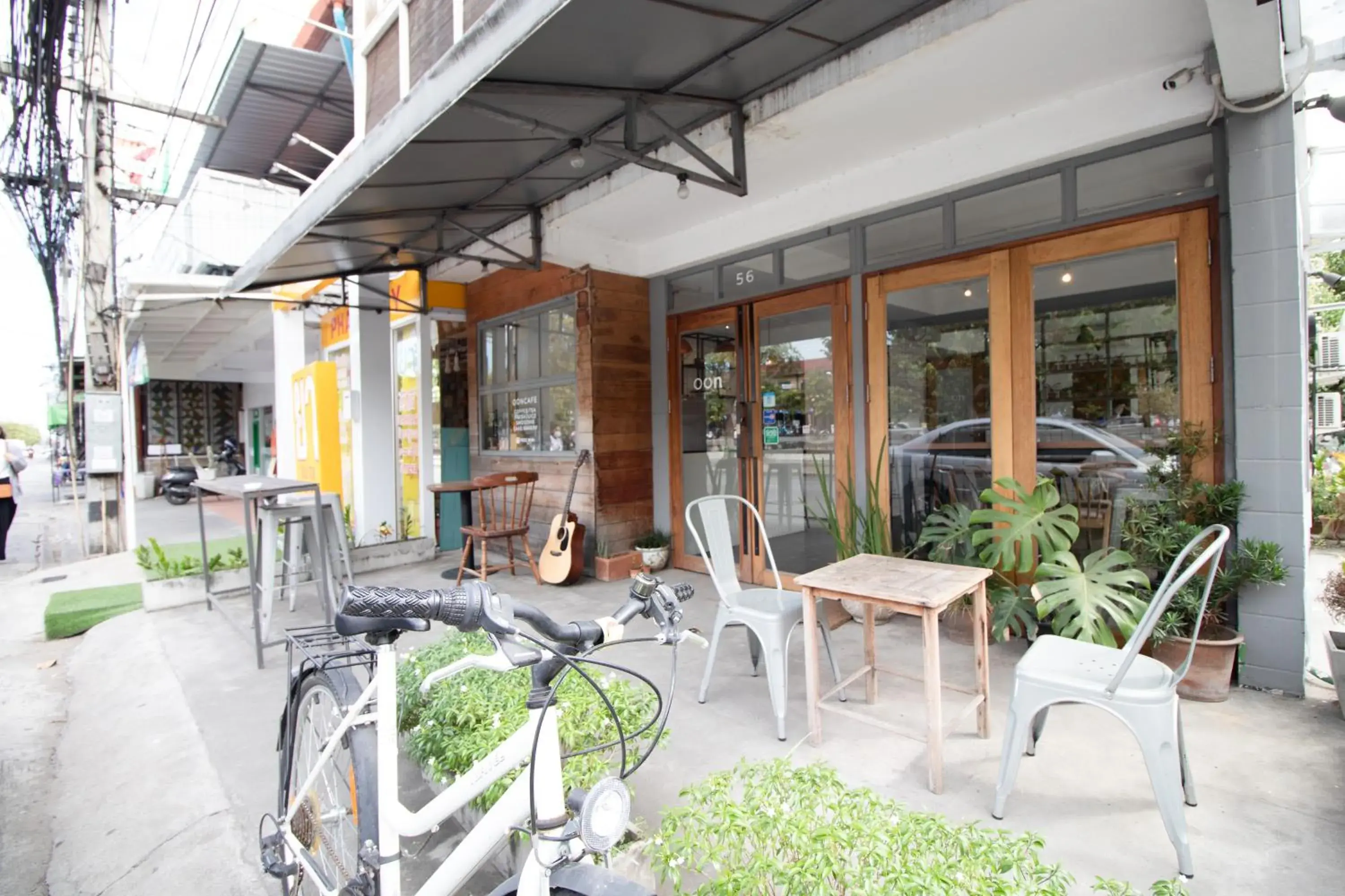 Oon Poshtel x Cafe Oon Poshtel x Cafe