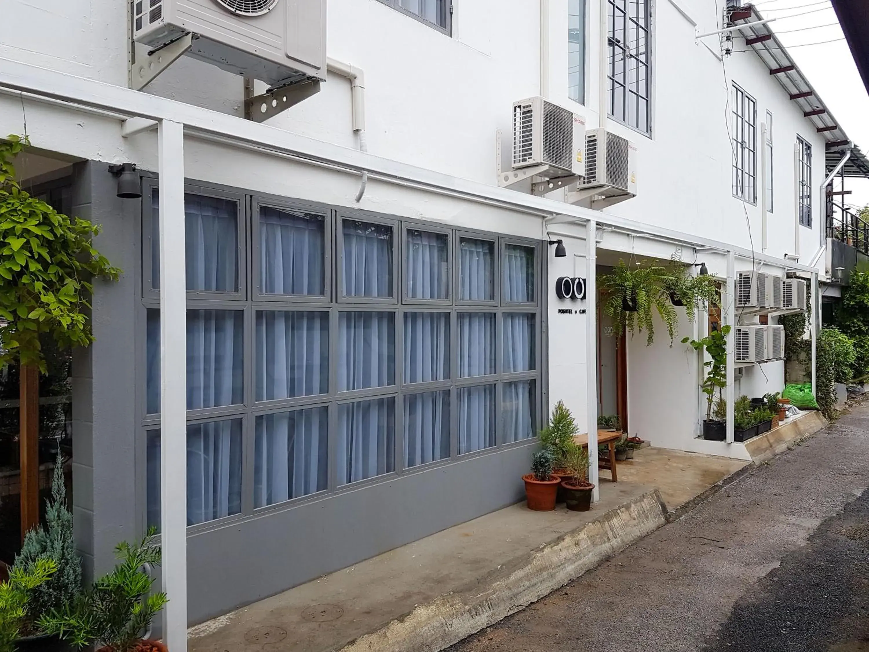 Property building in Oon Poshtel x Cafe Property building in Oon Poshtel x Cafe