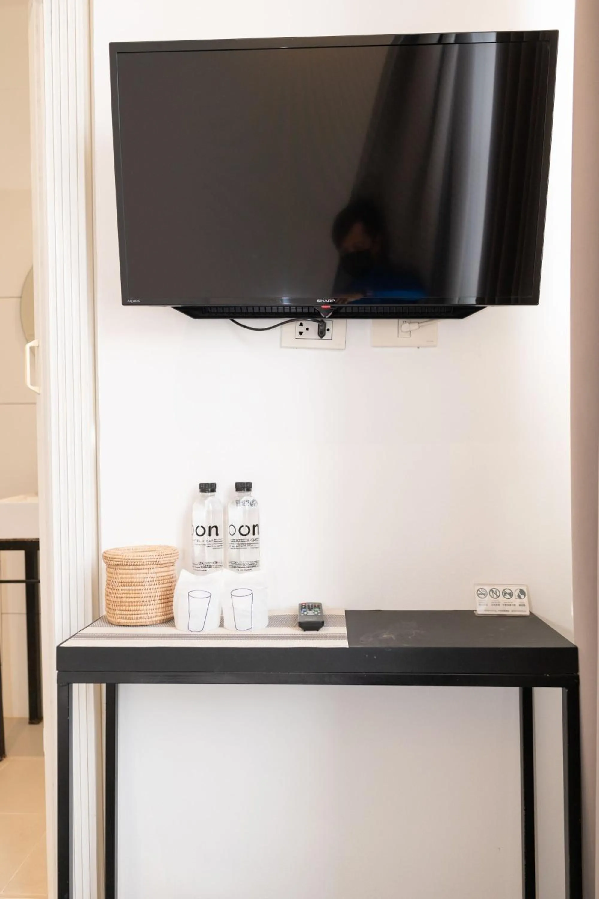 TV and multimedia in Oon Poshtel x Cafe