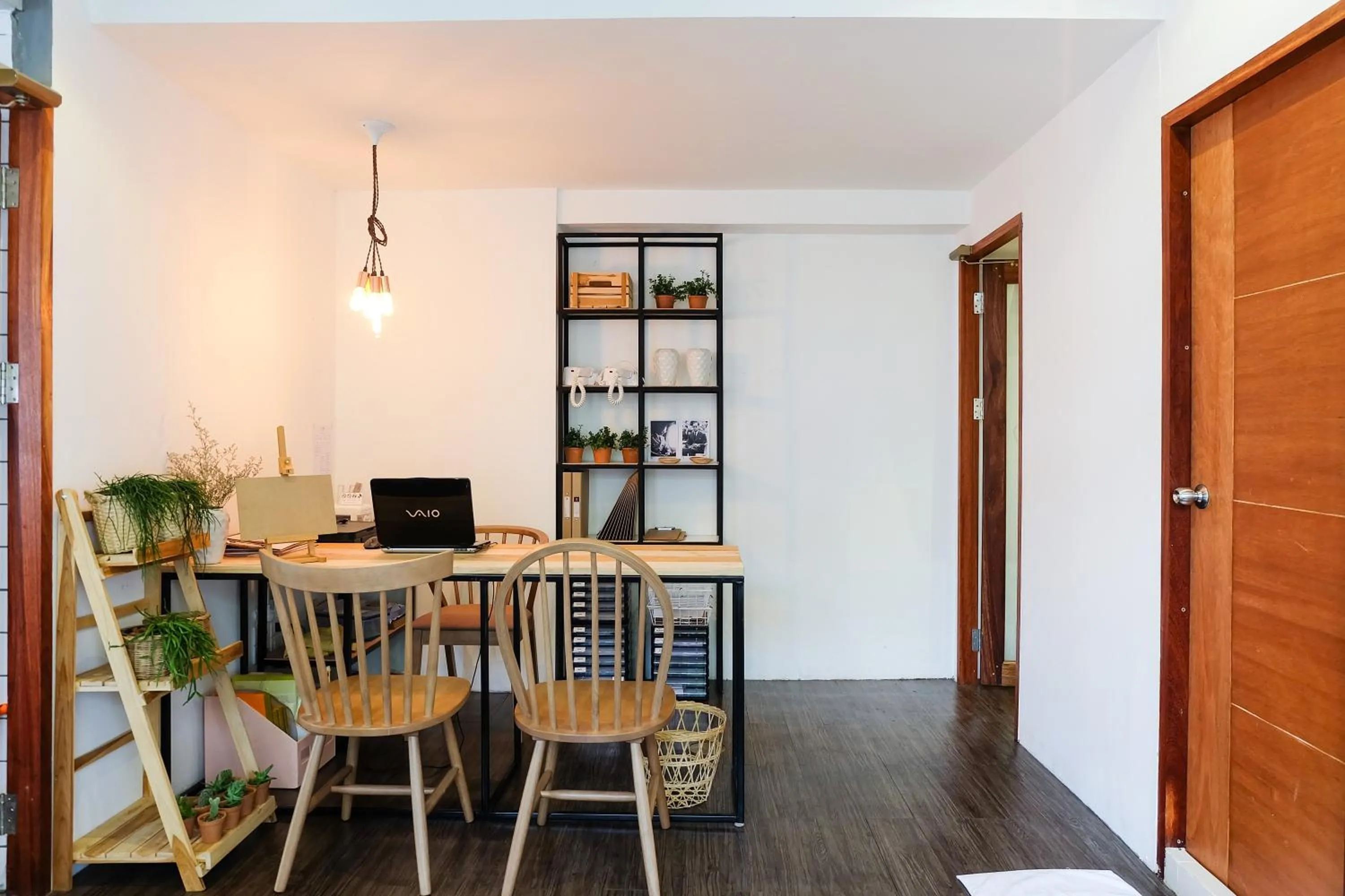 Facade/entrance in Oon Poshtel x Cafe