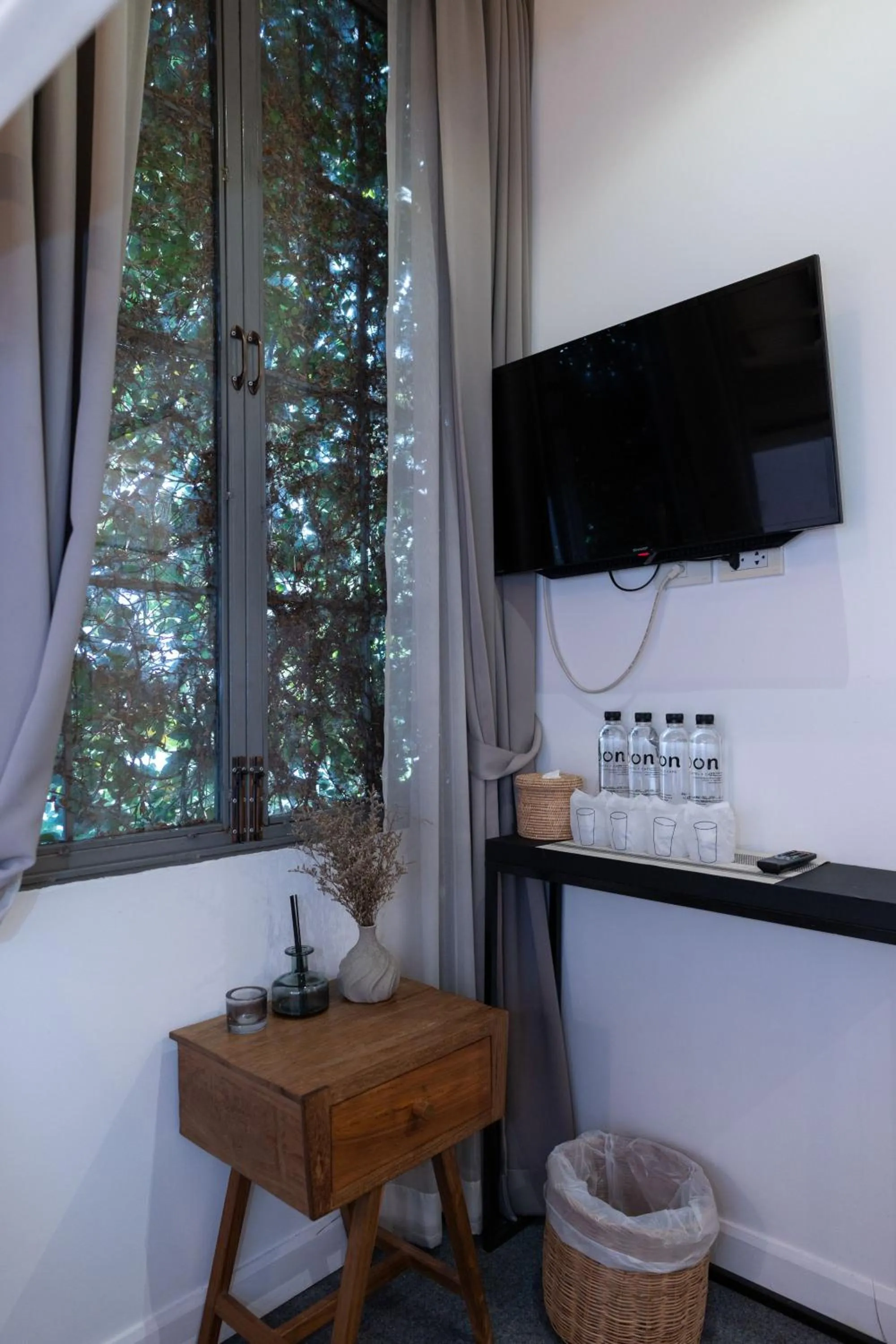 TV and multimedia in Oon Poshtel x Cafe