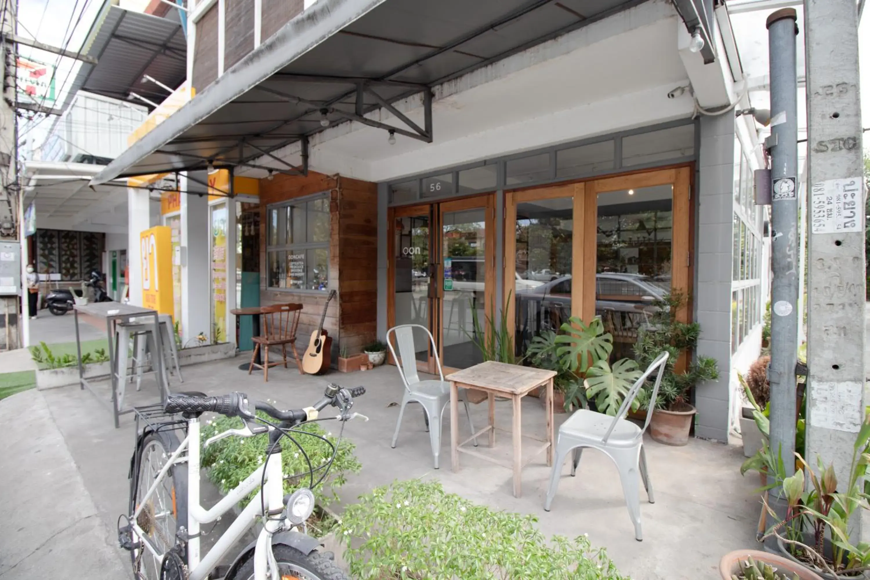 Oon Poshtel x Cafe Oon Poshtel x Cafe