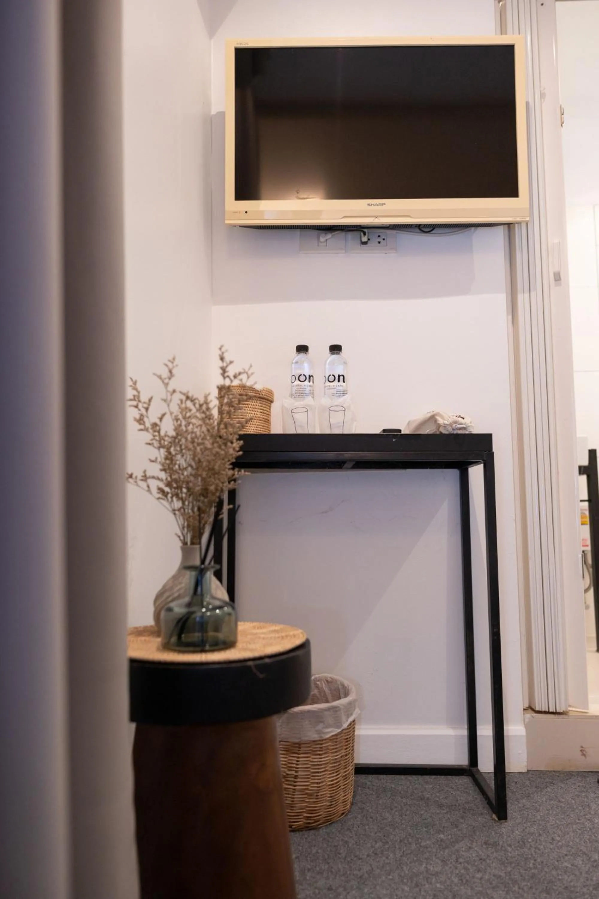 TV and multimedia in Oon Poshtel x Cafe