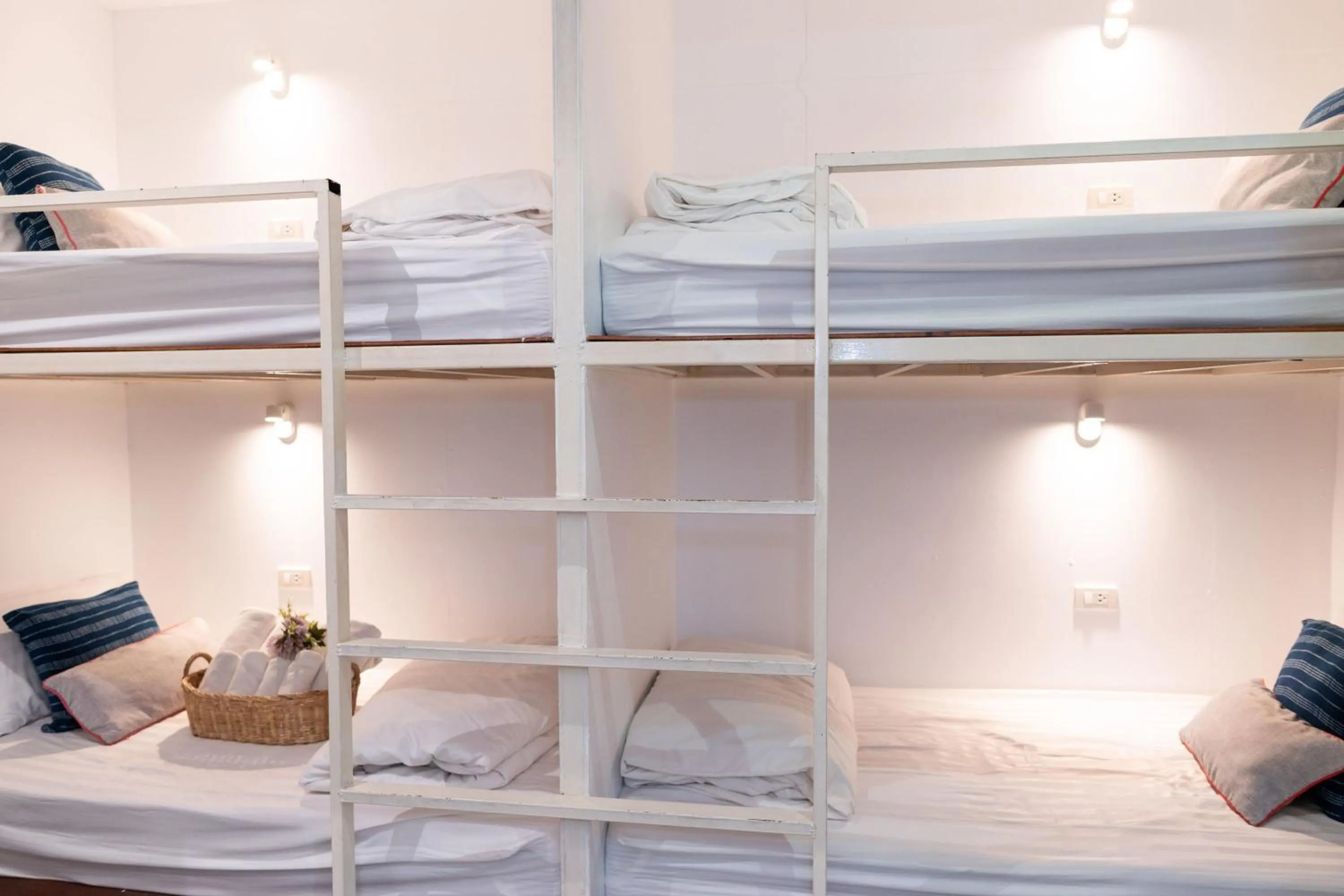 bunk bed, Bed in Oon Poshtel x Cafe