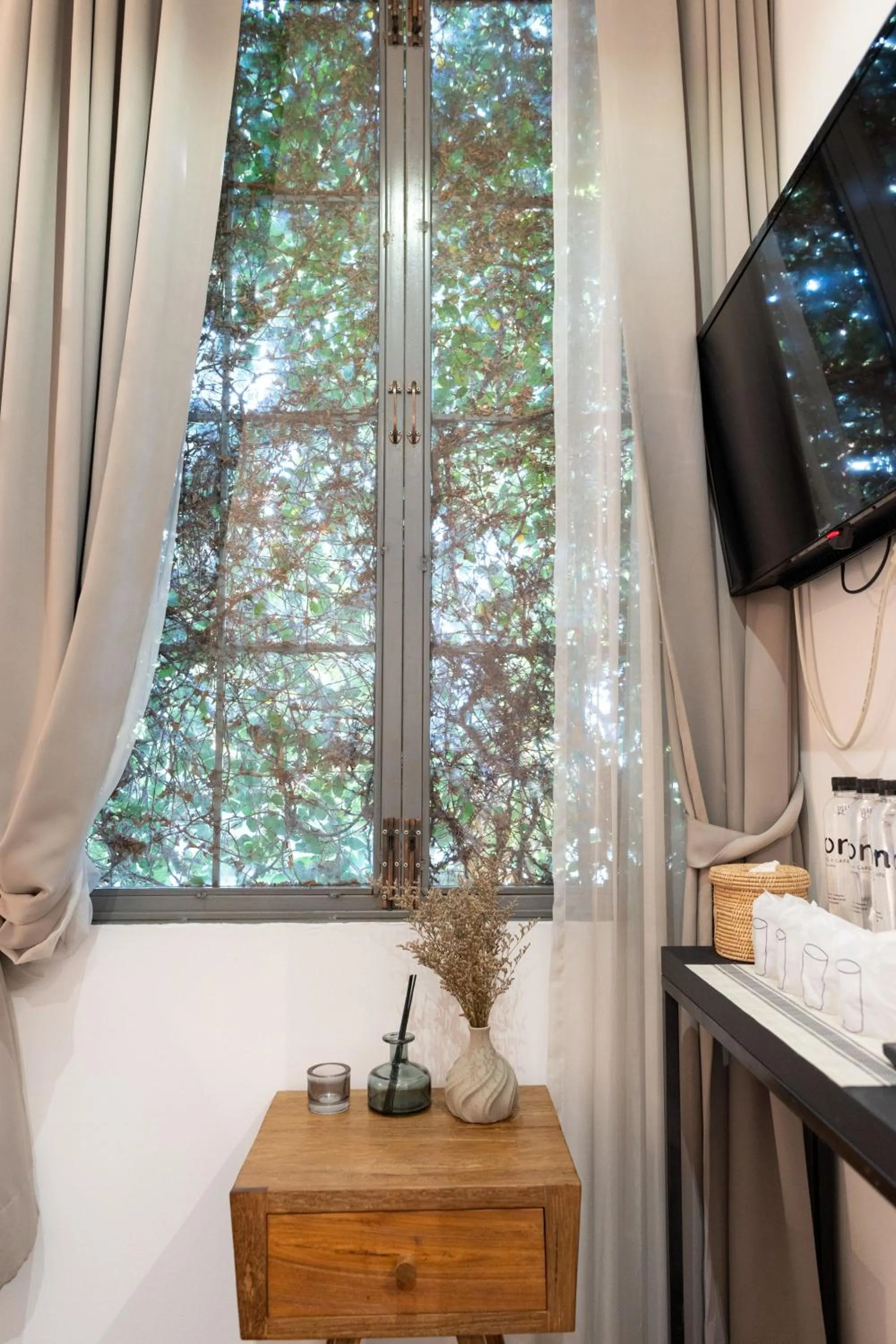 TV and multimedia in Oon Poshtel x Cafe