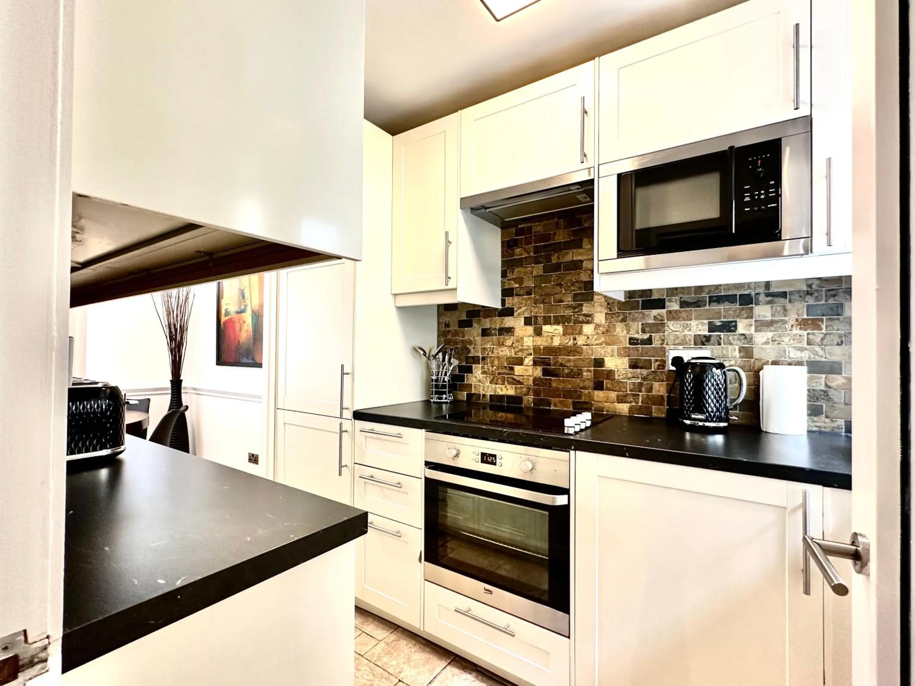 Clapham 3-Bed Flat Sleeps 6 with Free Parking