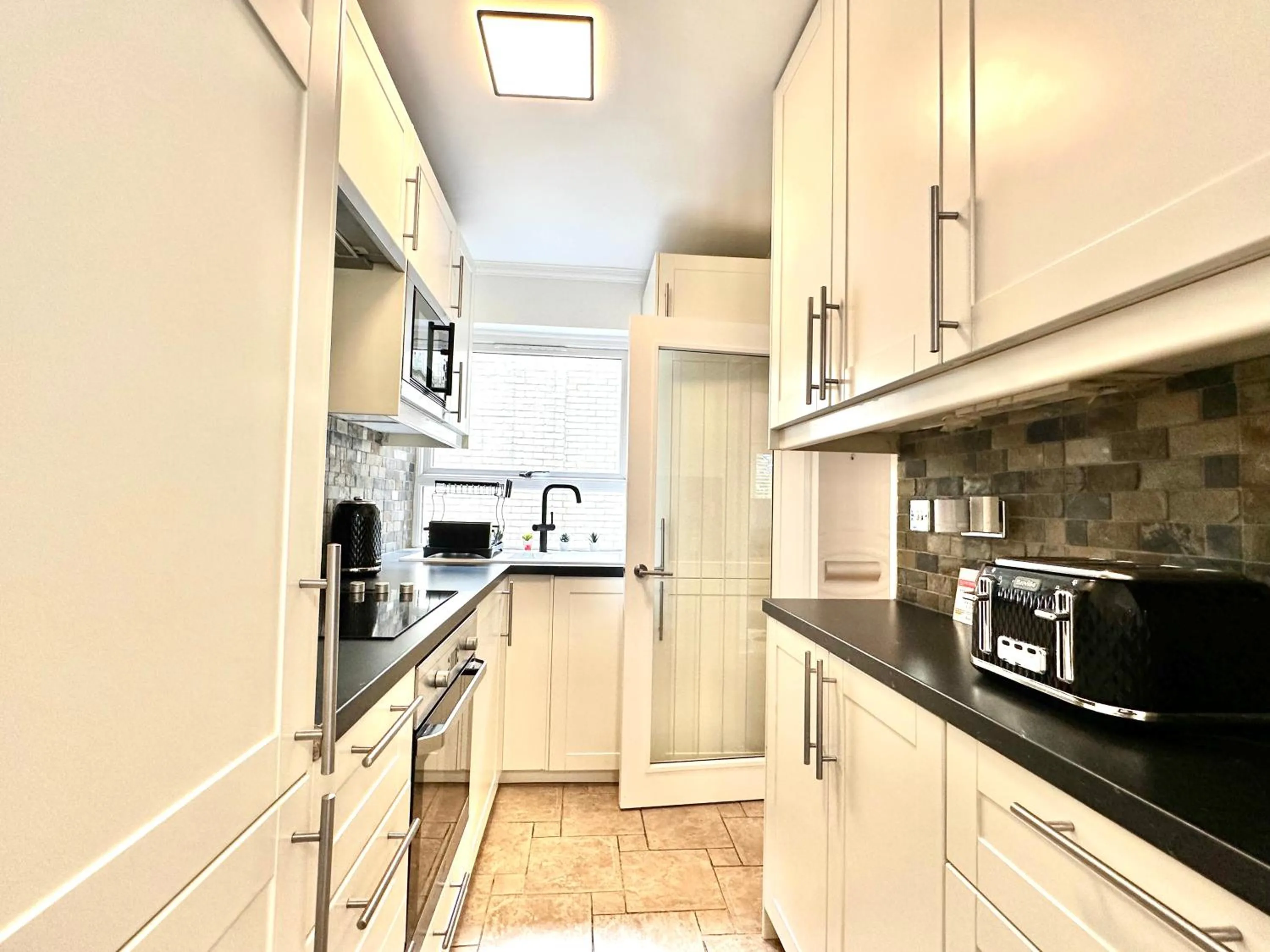 Clapham 3-Bed Flat Sleeps 6 with Free Parking