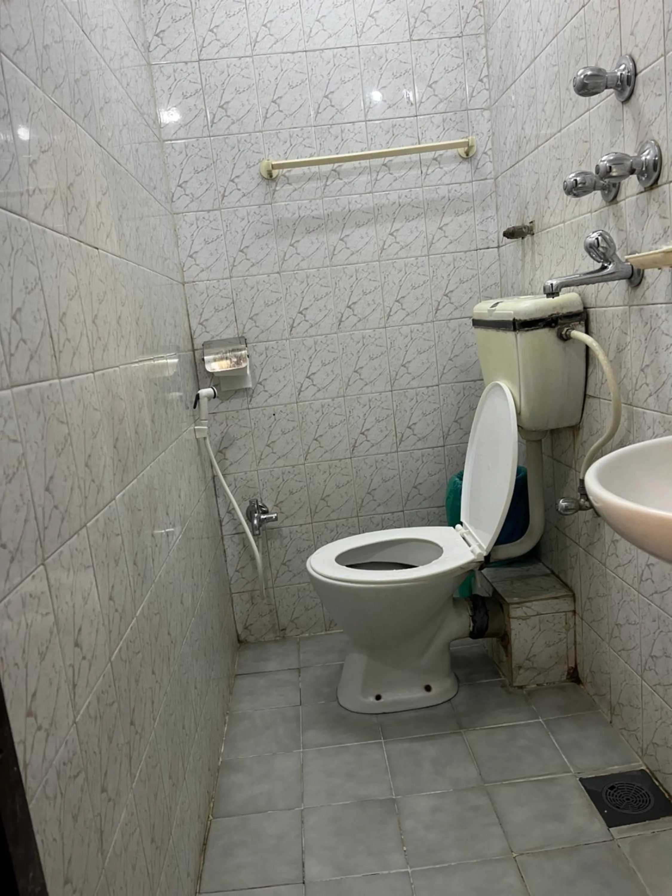 Toilet in Golden Gate Guest House