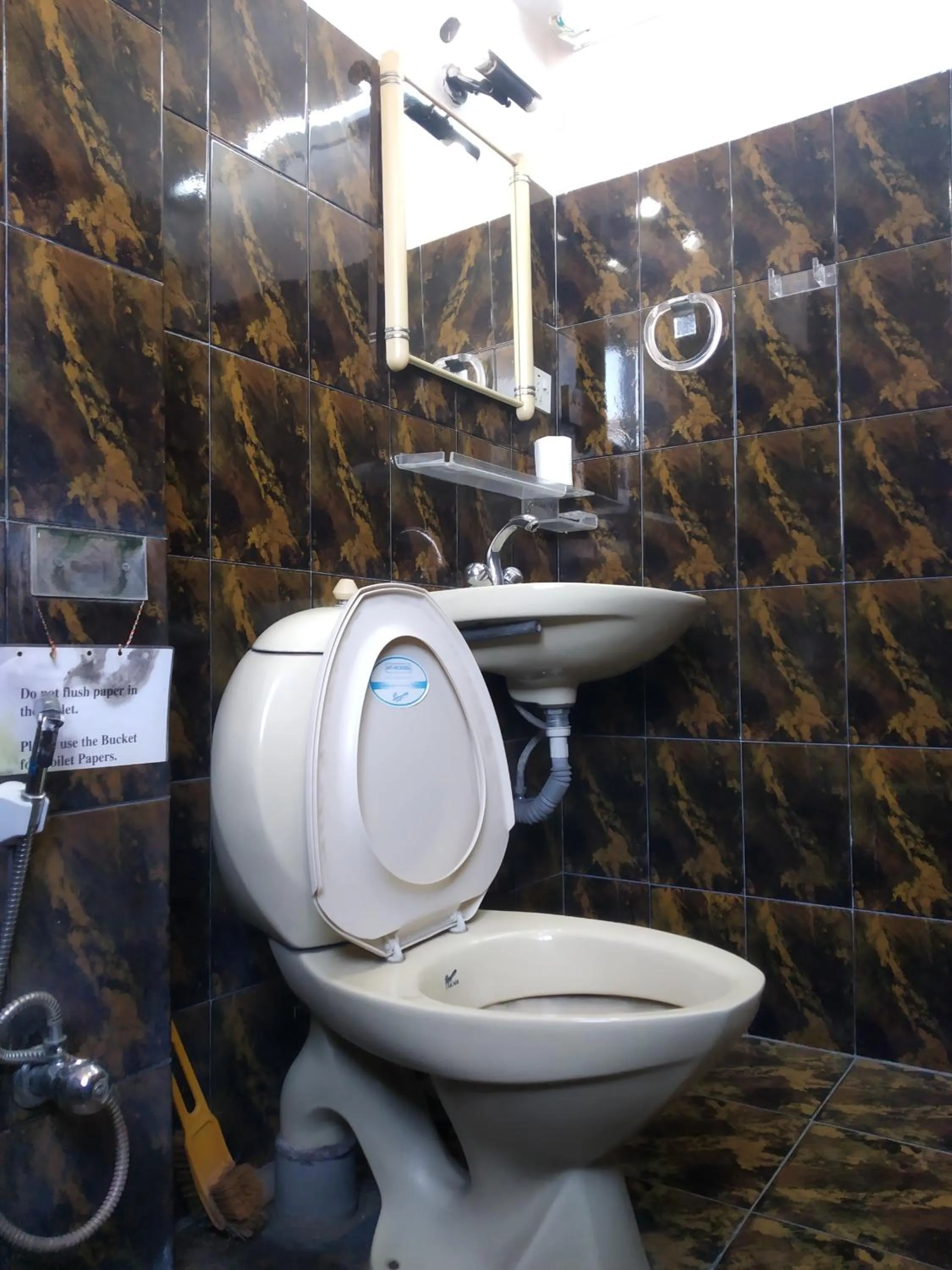 Toilet in Golden Gate Guest House