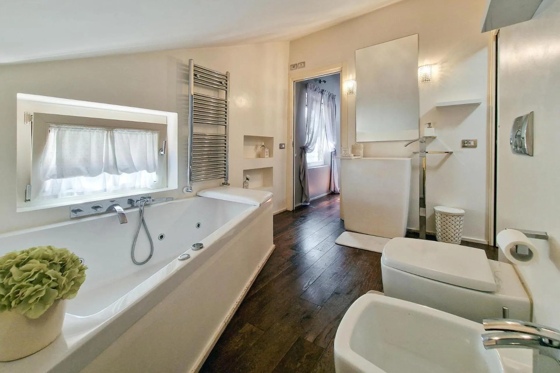 Luxury in the Center by Host Hero
