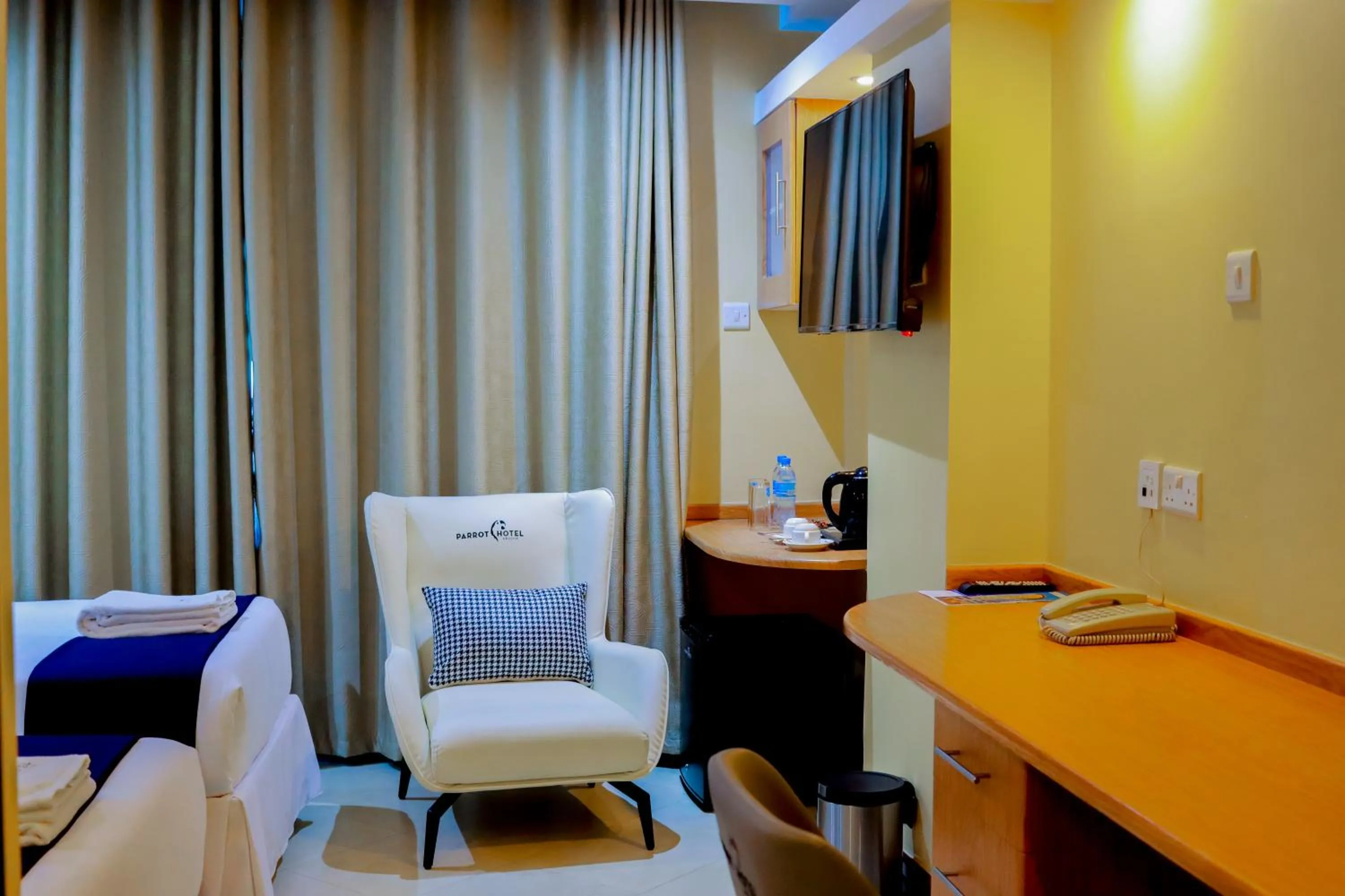 TV and multimedia, Bed in Parrot Hotel Arusha