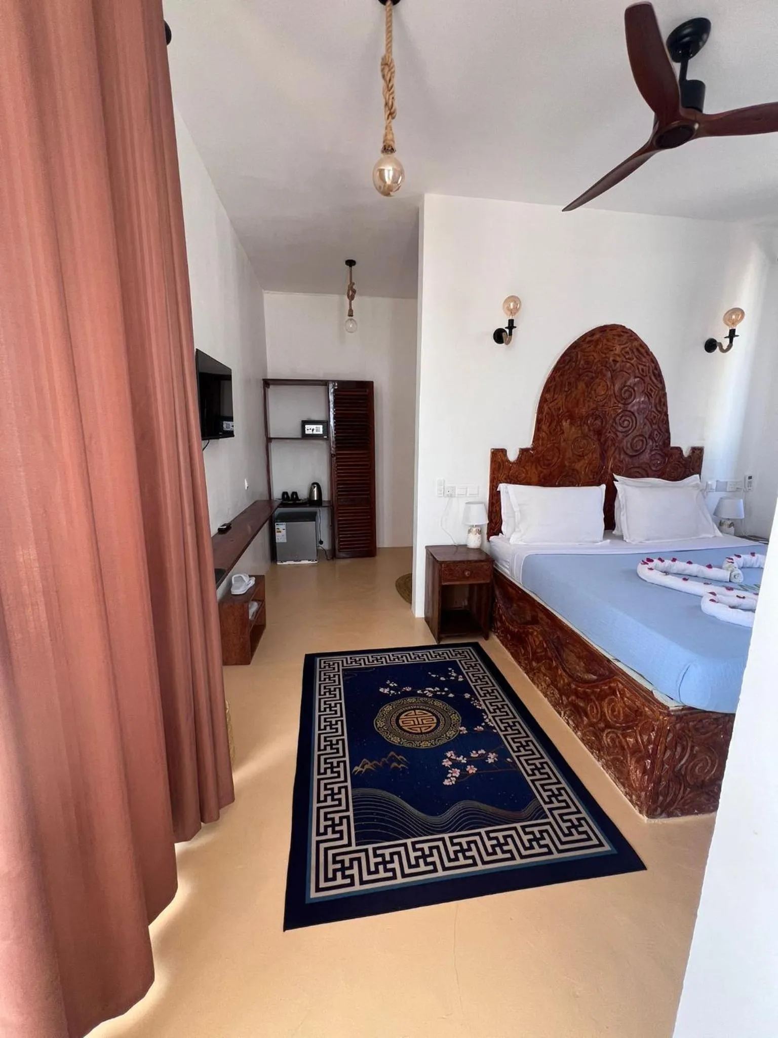 Toilet, Bed in Mia Boutique Hotel