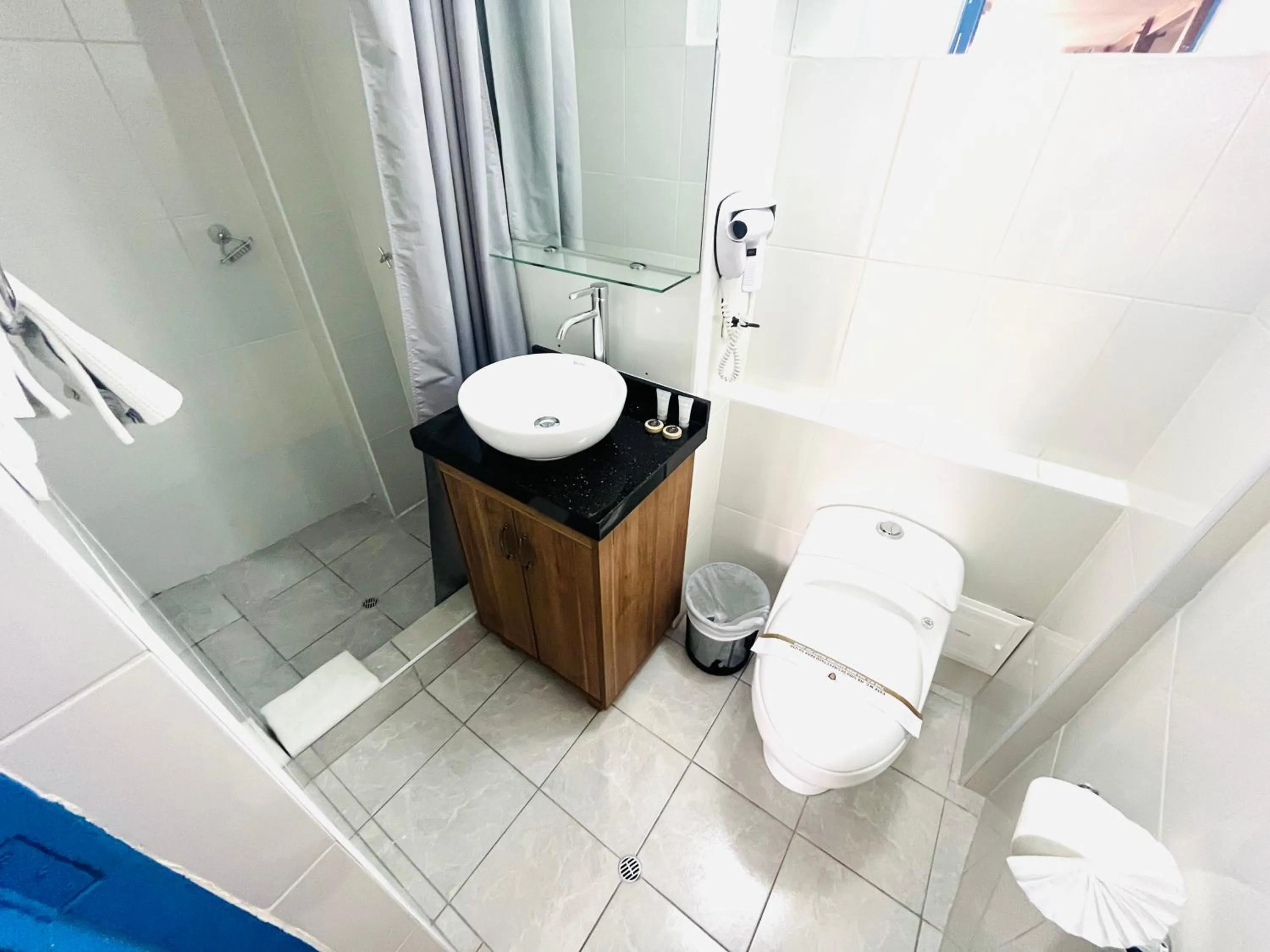 Shower in Rojas Plaza Boutique