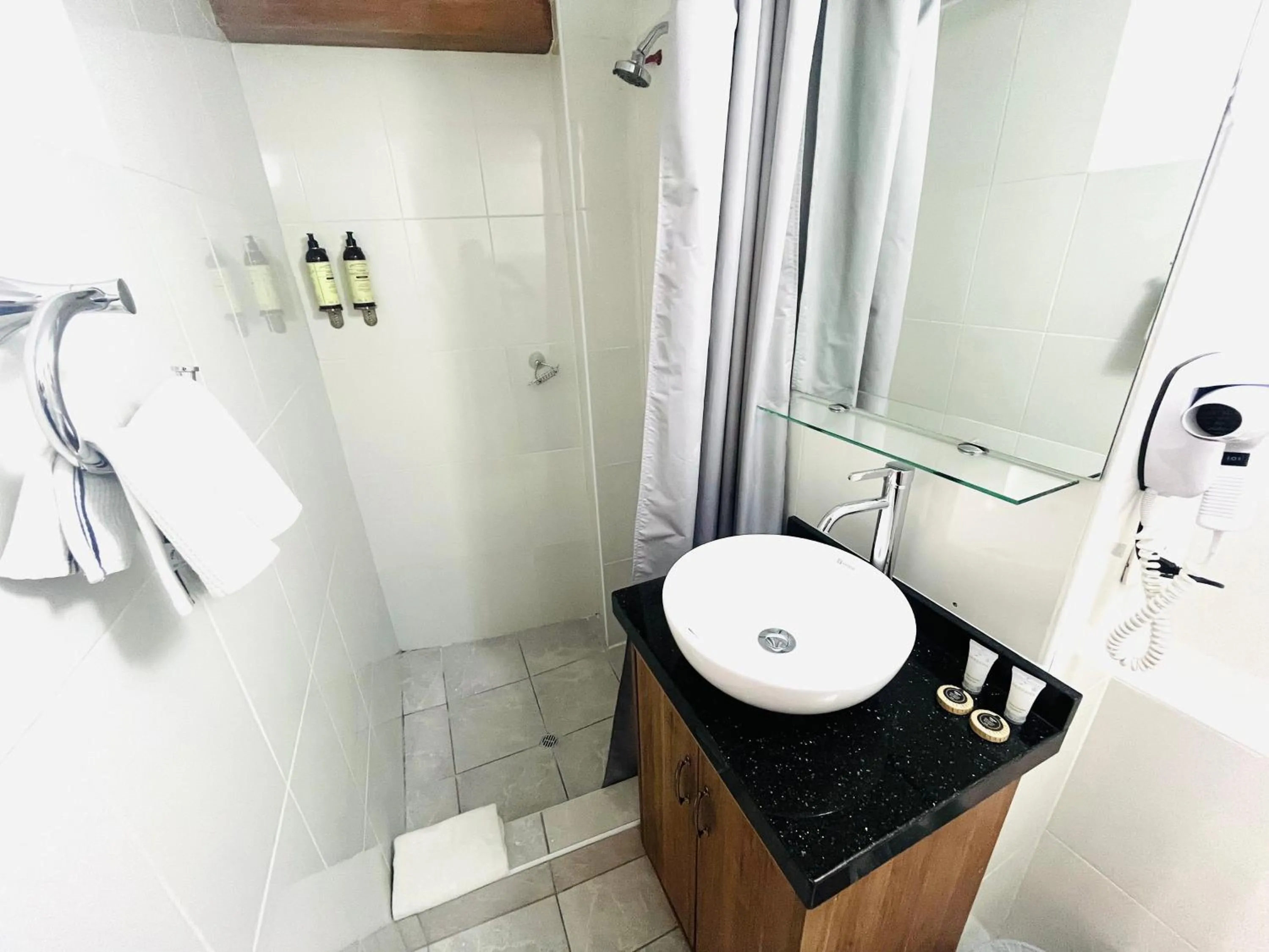 Shower in Rojas Plaza Boutique