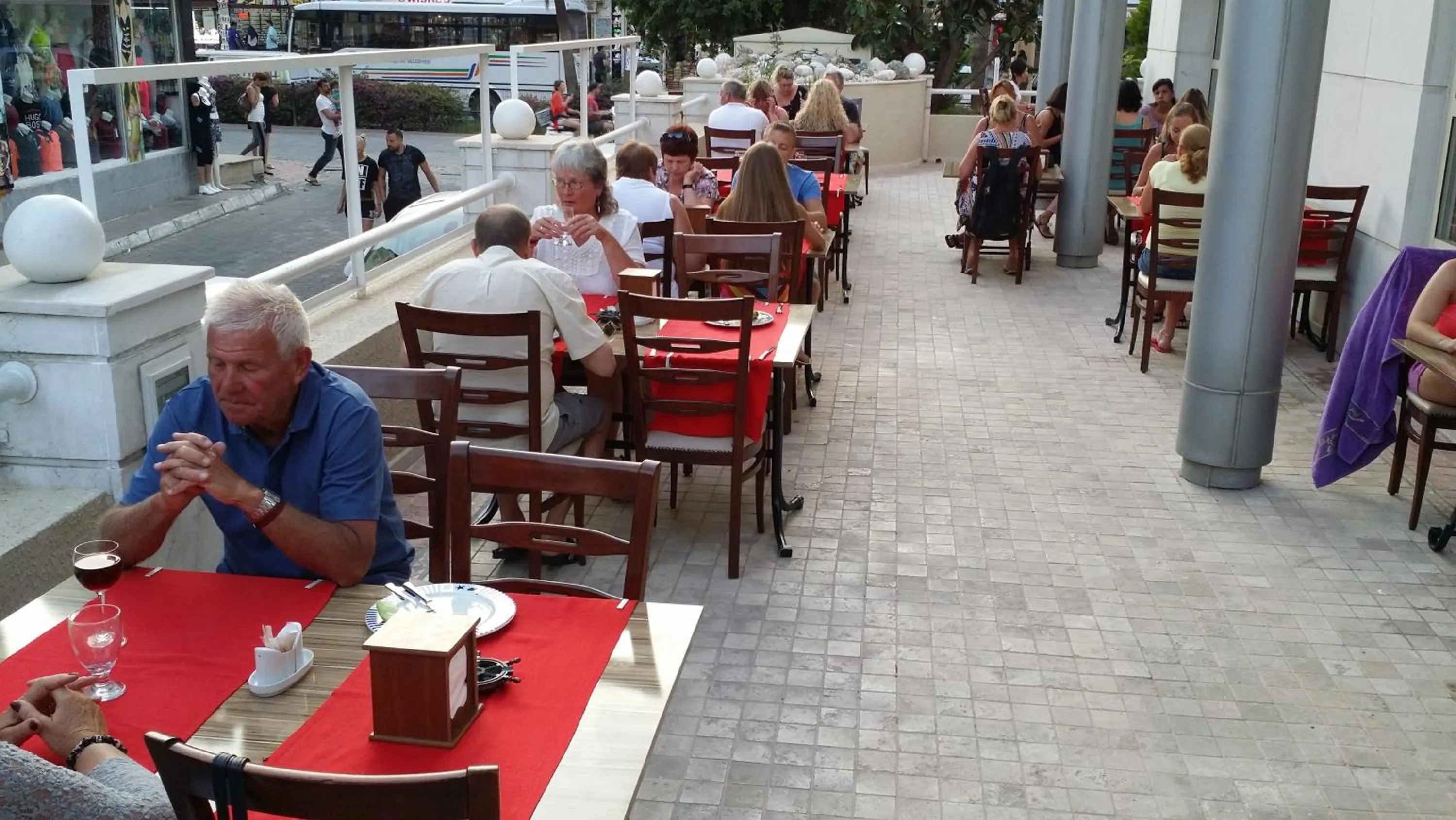 Restaurant/places to eat in Almena Hotel