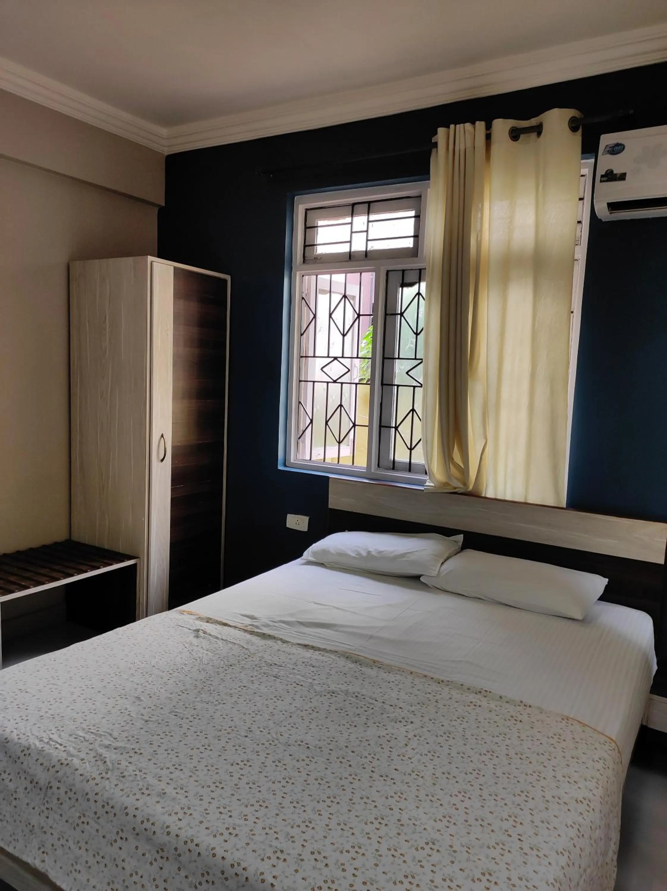 wardrobe, Bed in Guesthouse Sakina Colva