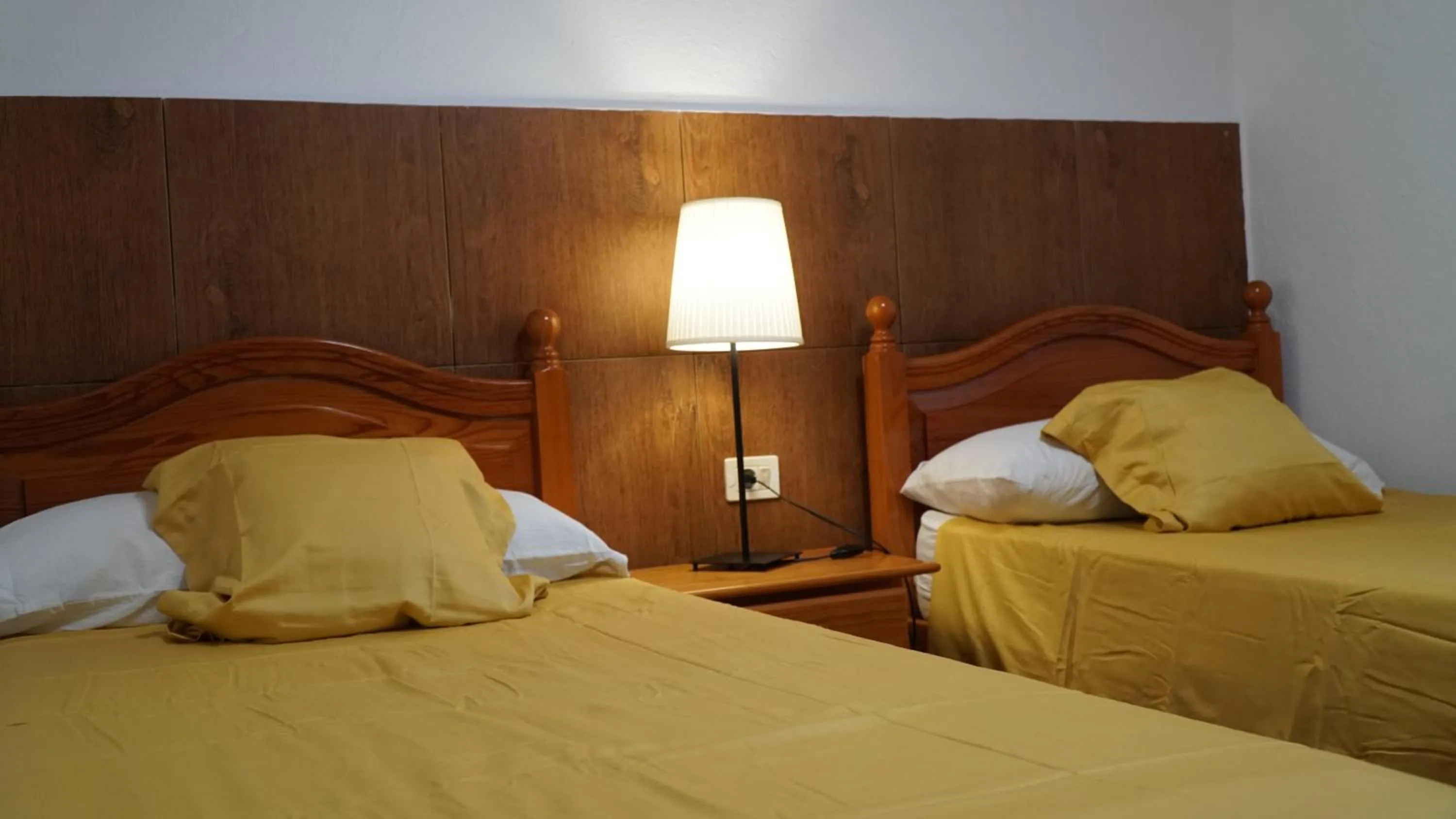 Bedroom, Bed in Los Padres B