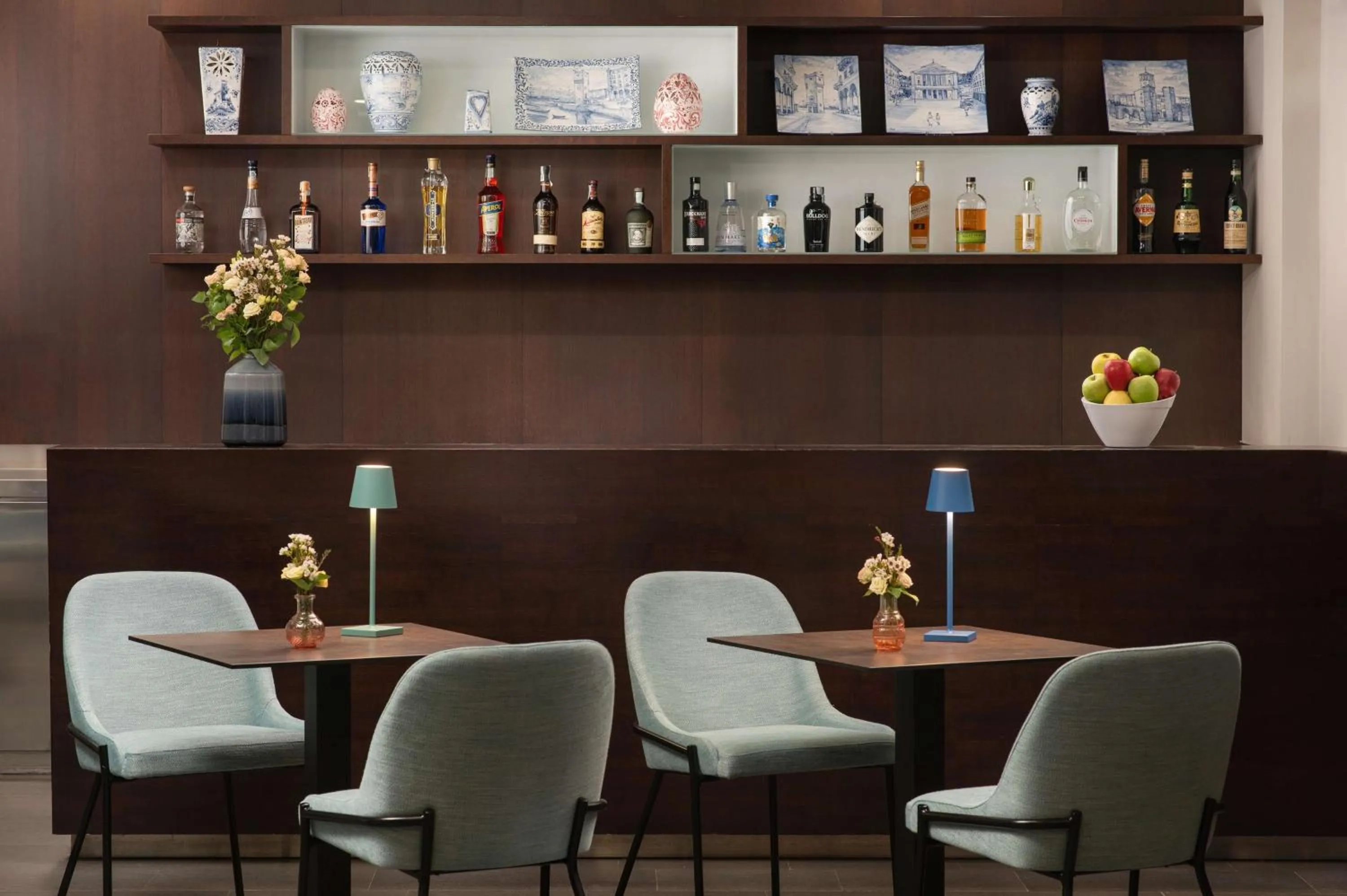 Lounge or bar in NH Savona Darsena