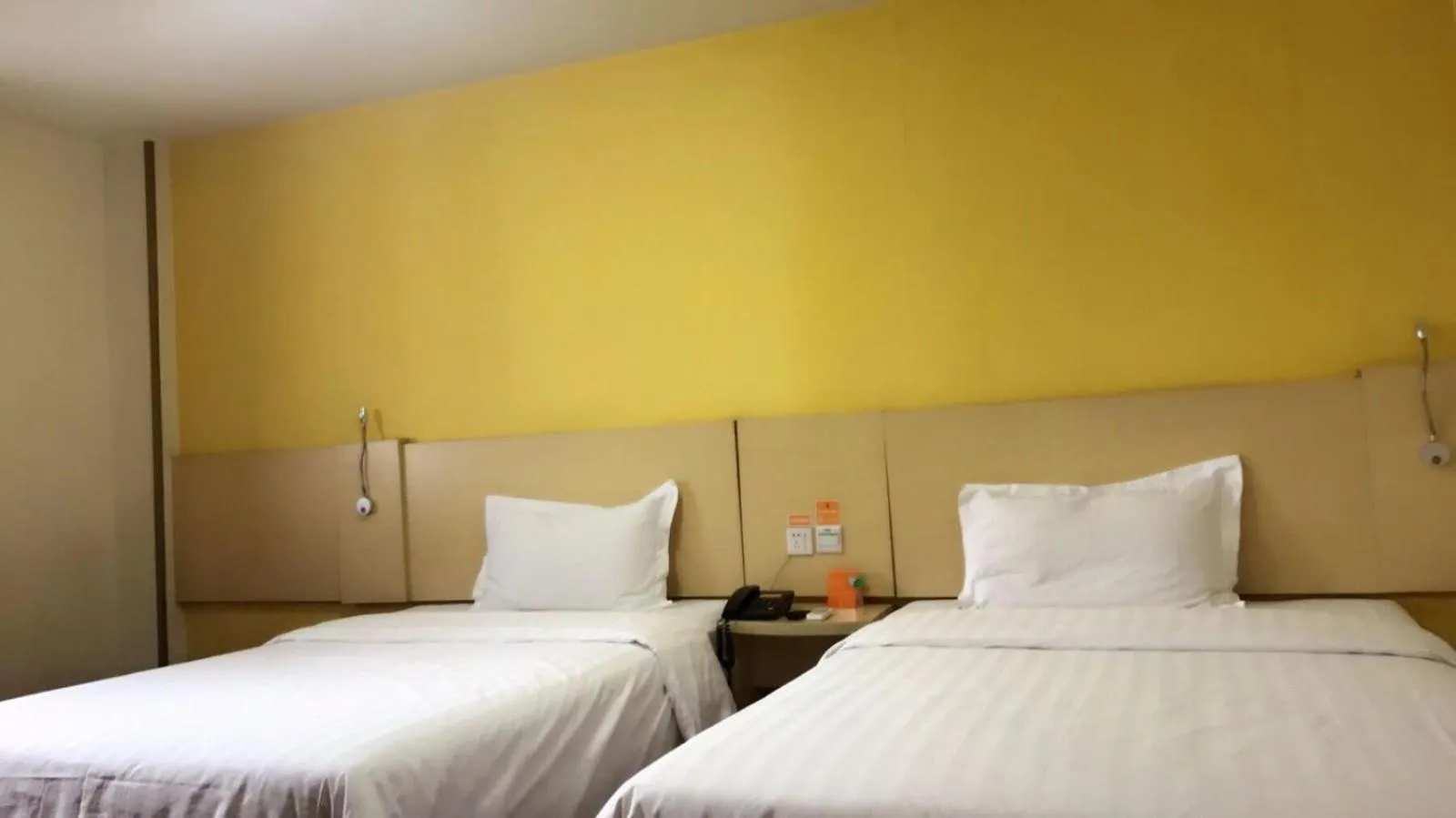 Bed in 7Days Inn Zhangjiajie Huilong Road Pedestrian Street 2nd Branch