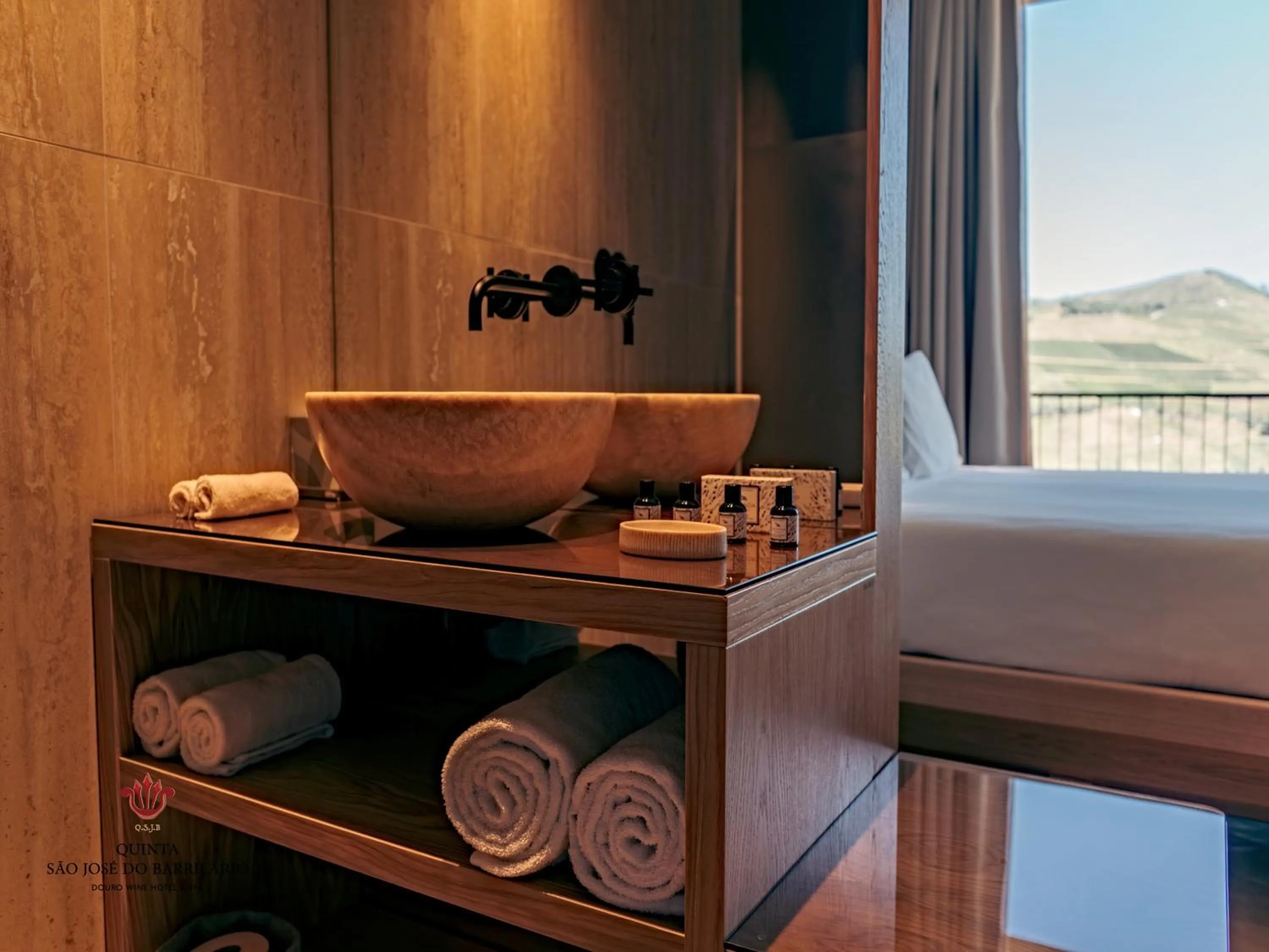 Bathroom, Bed in Barrilario Douro Wine Hotel e Spa - Quinta São Jose do Barrilario