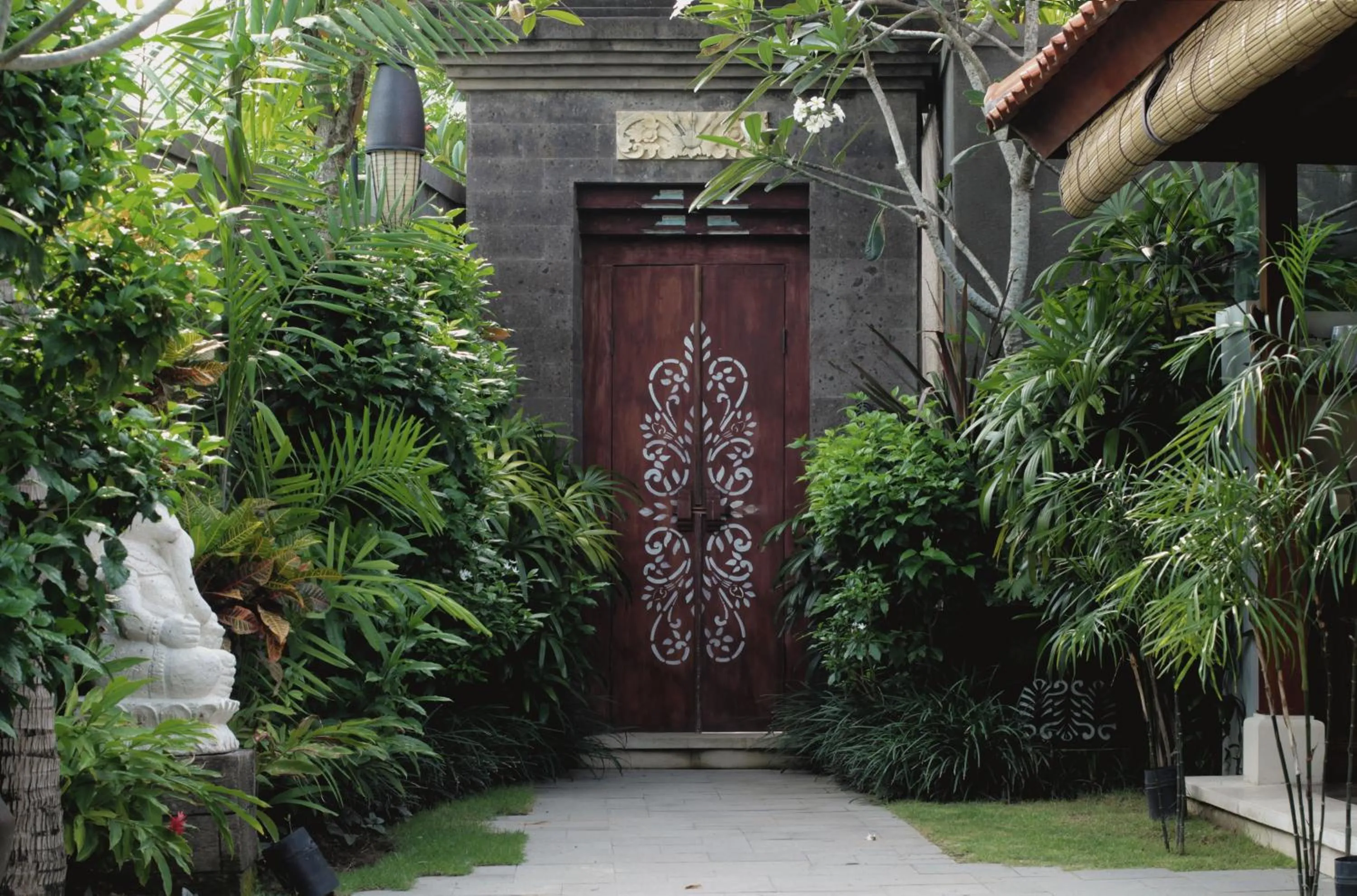 Facade/entrance in Aradhana Villas by Ekosistem