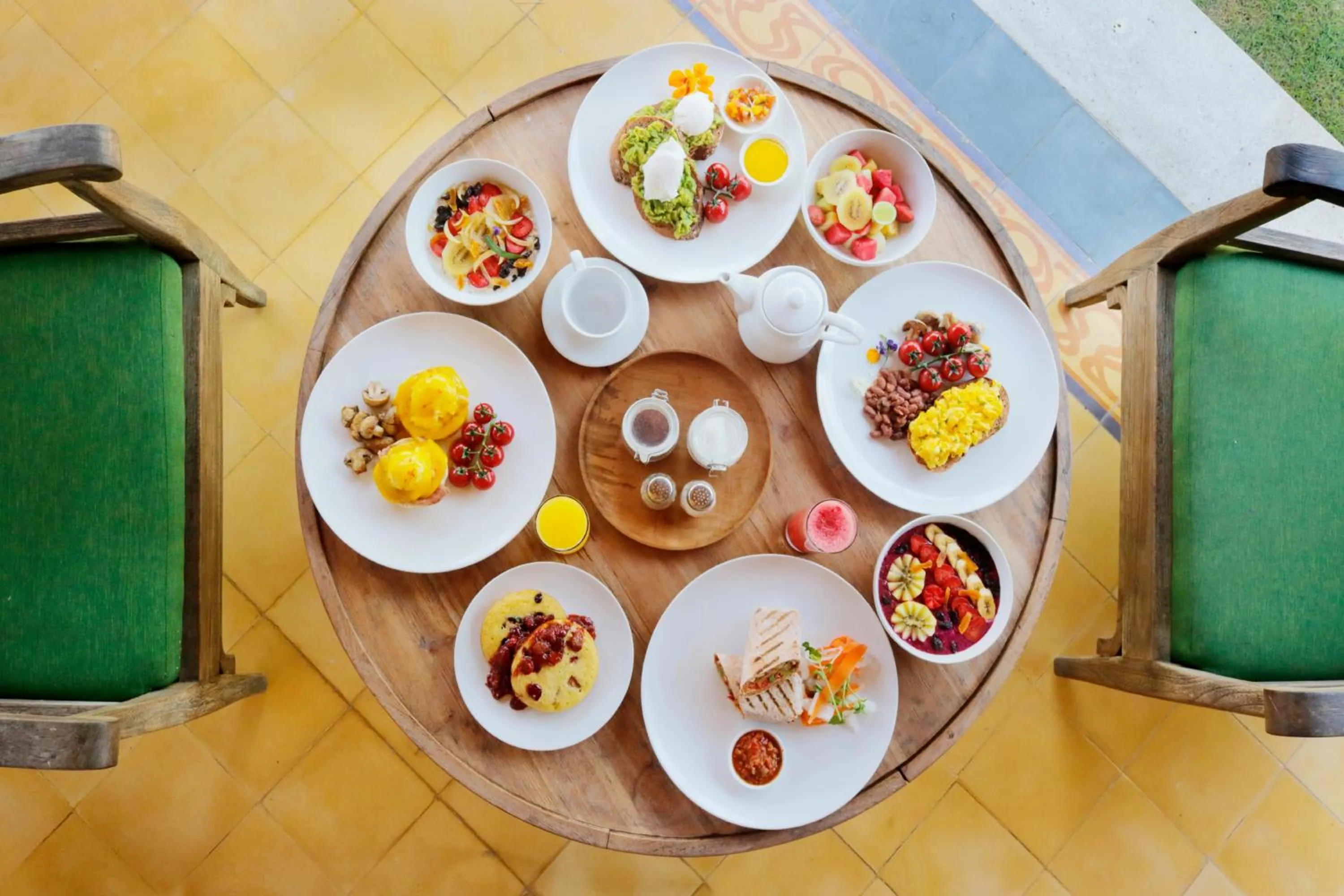Dining area in Aradhana Villas by Ekosistem