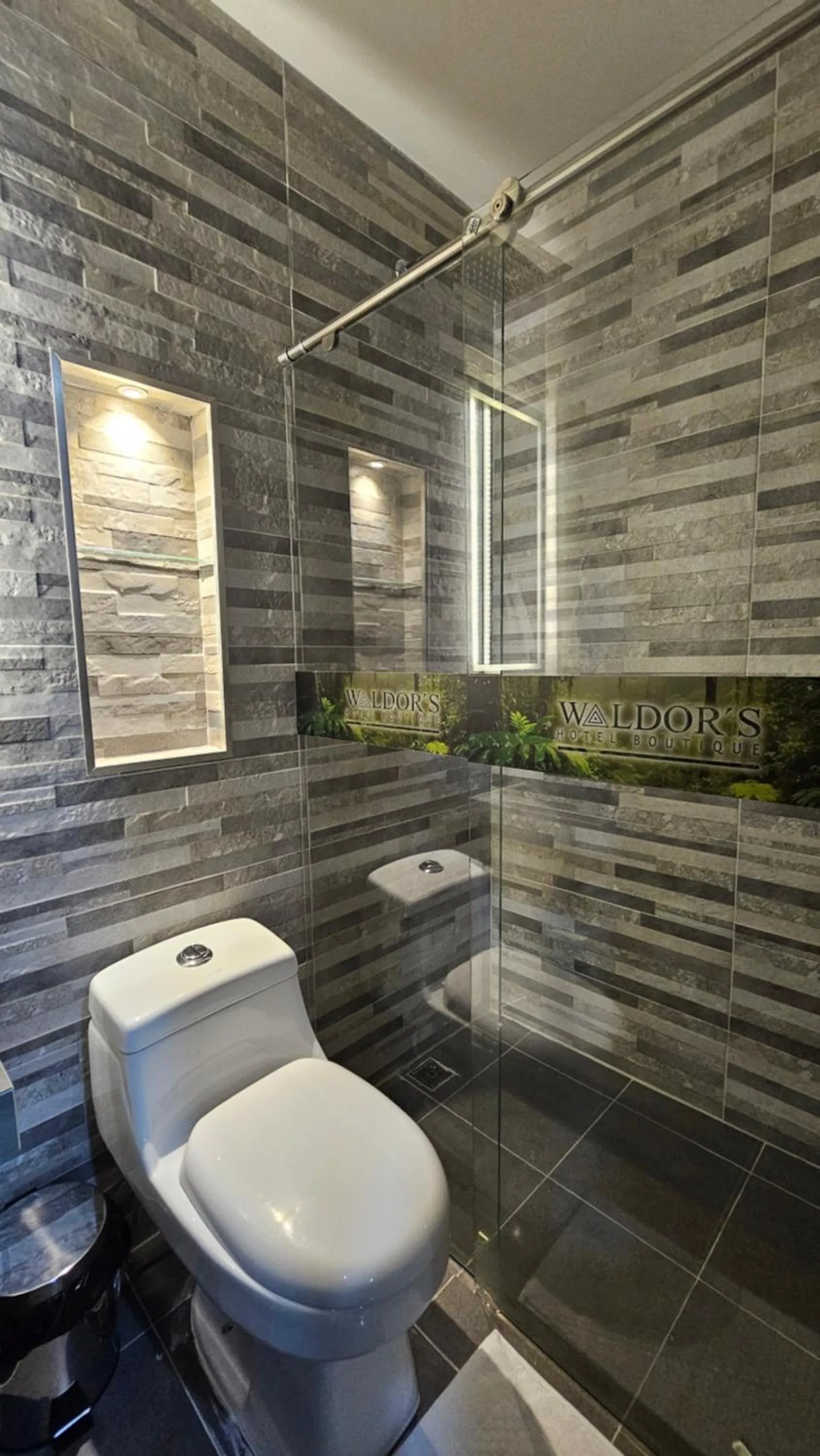 Shower in Waldor's Hotel Boutique