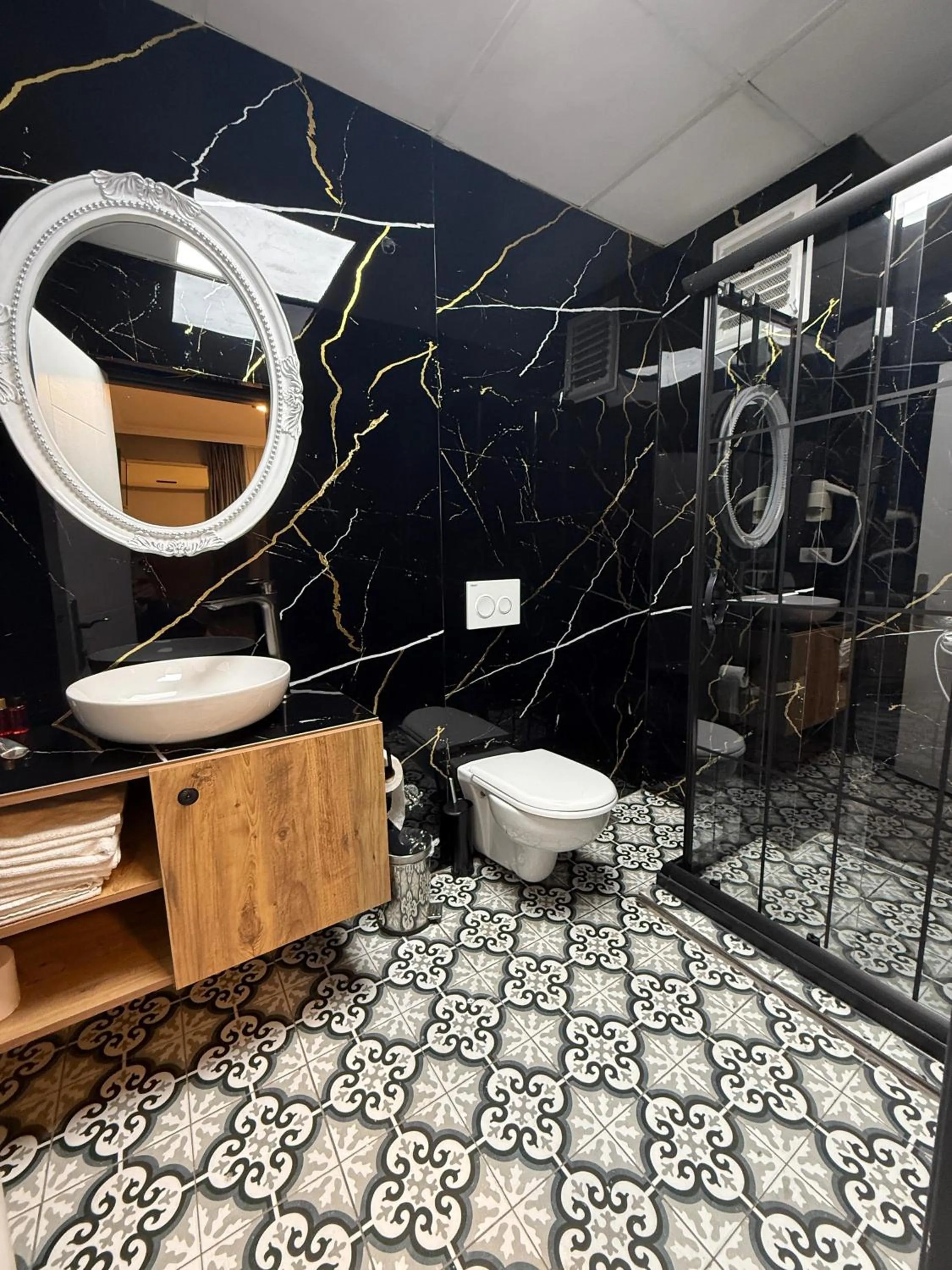 Shower in Hotel Mara İstanbul