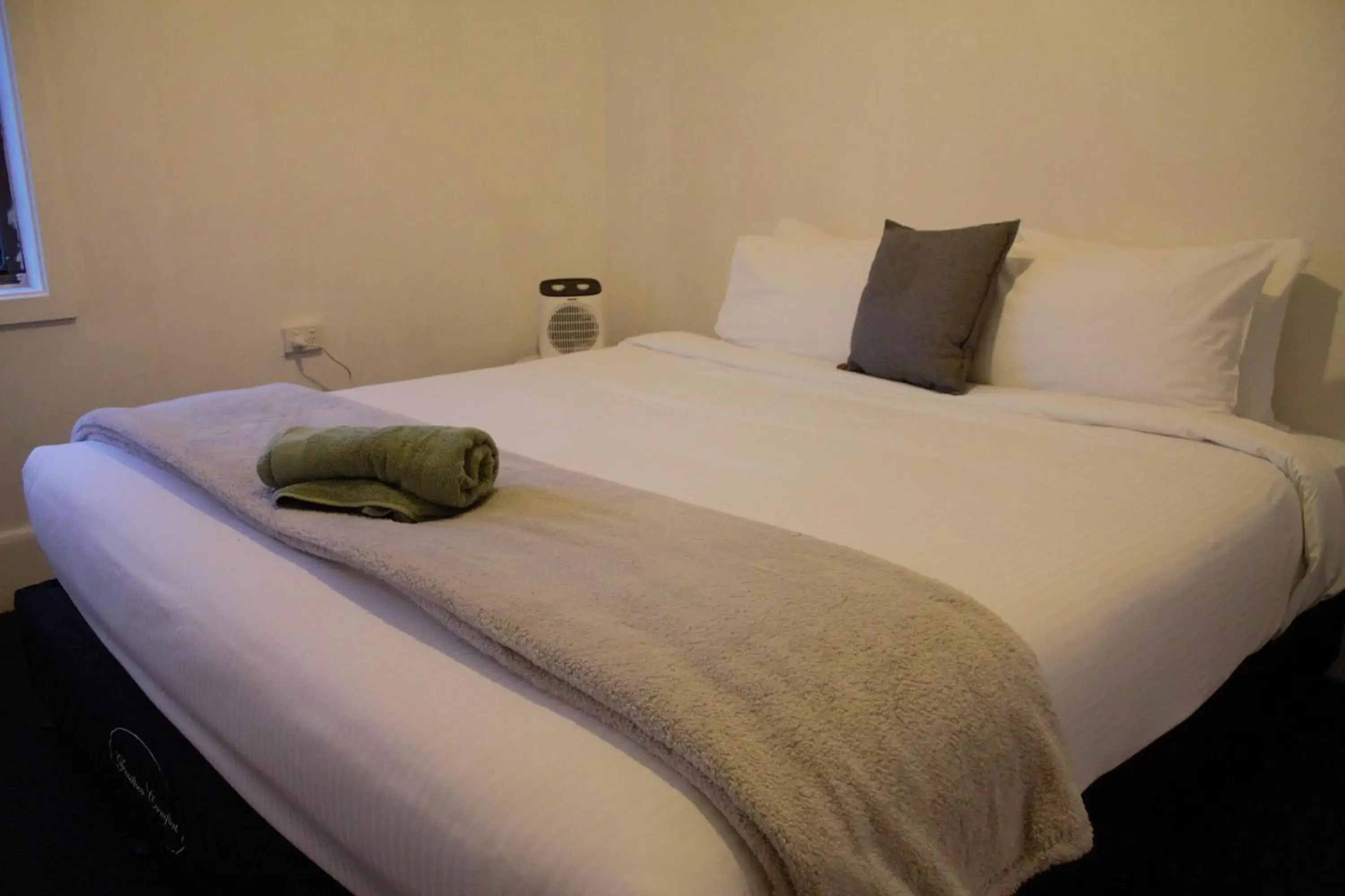 Double Room in The Caledonian Hotel Wonthaggi Double Room in The Caledonian Hotel Wonthaggi